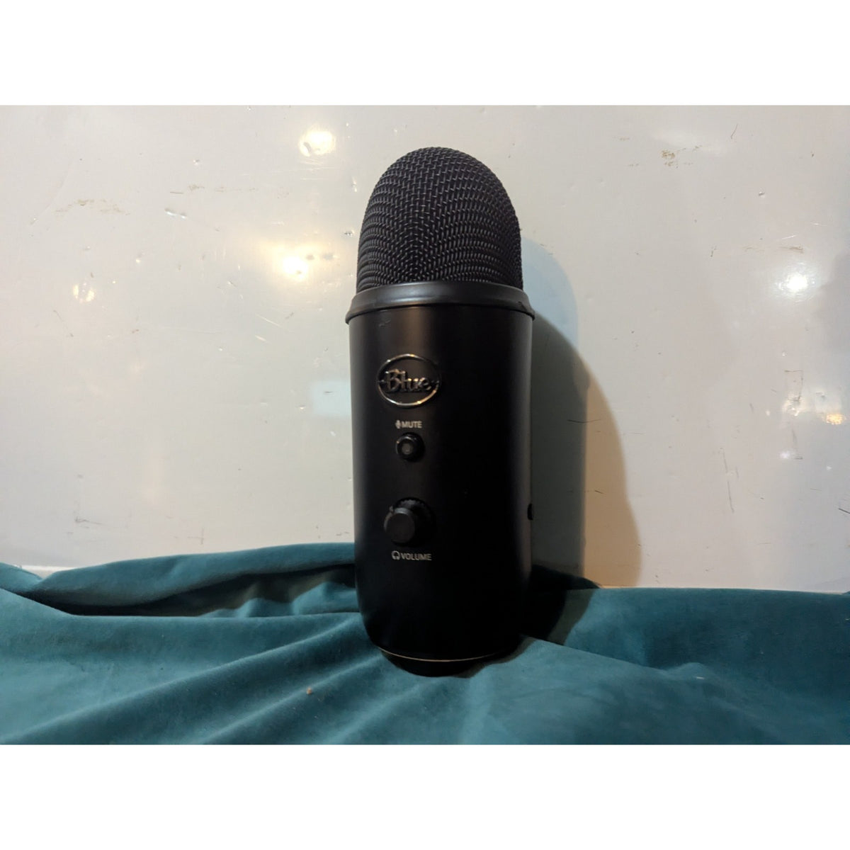 Logitech Blue Yeti Multi-Pattern Condenser USB Microphone A00121