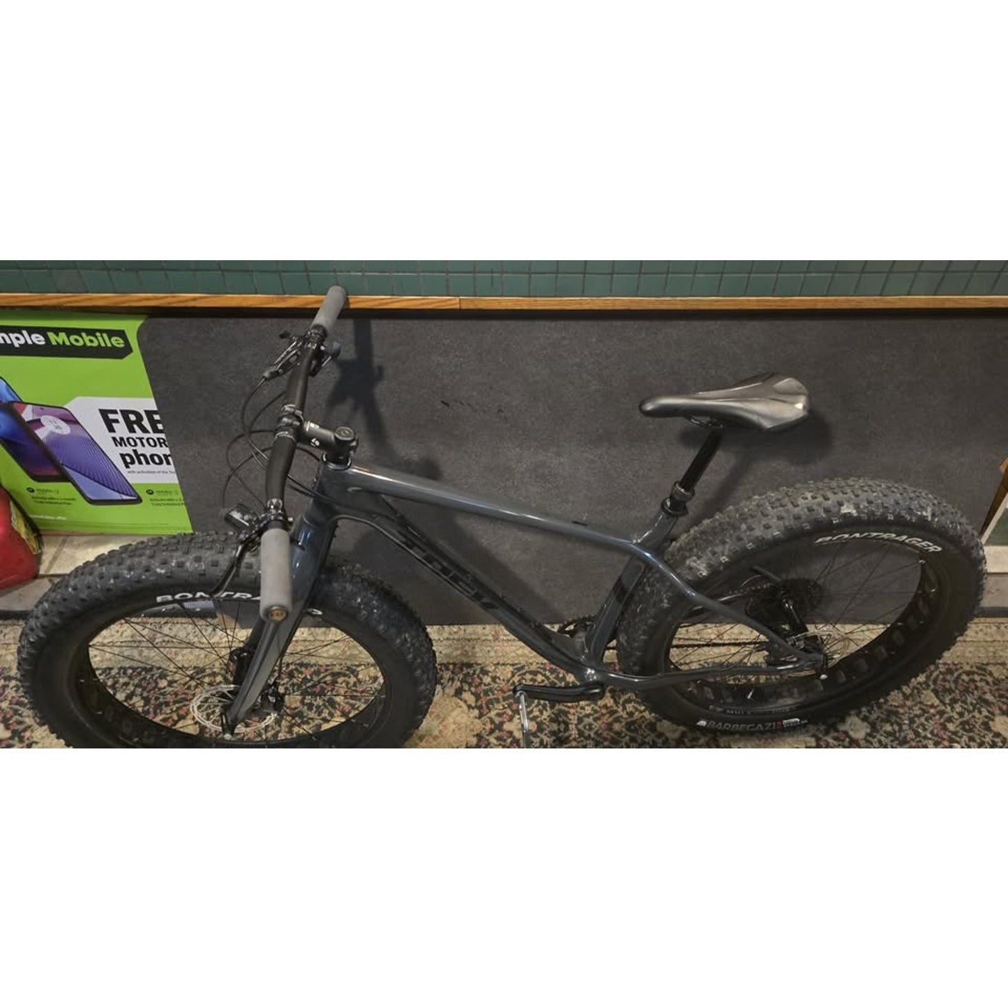 Trek Farley 9.6 L Ch 2018 Fat Bike / 27.5" x 4.5" Wheels / 18.5" Frame / 11-Speed