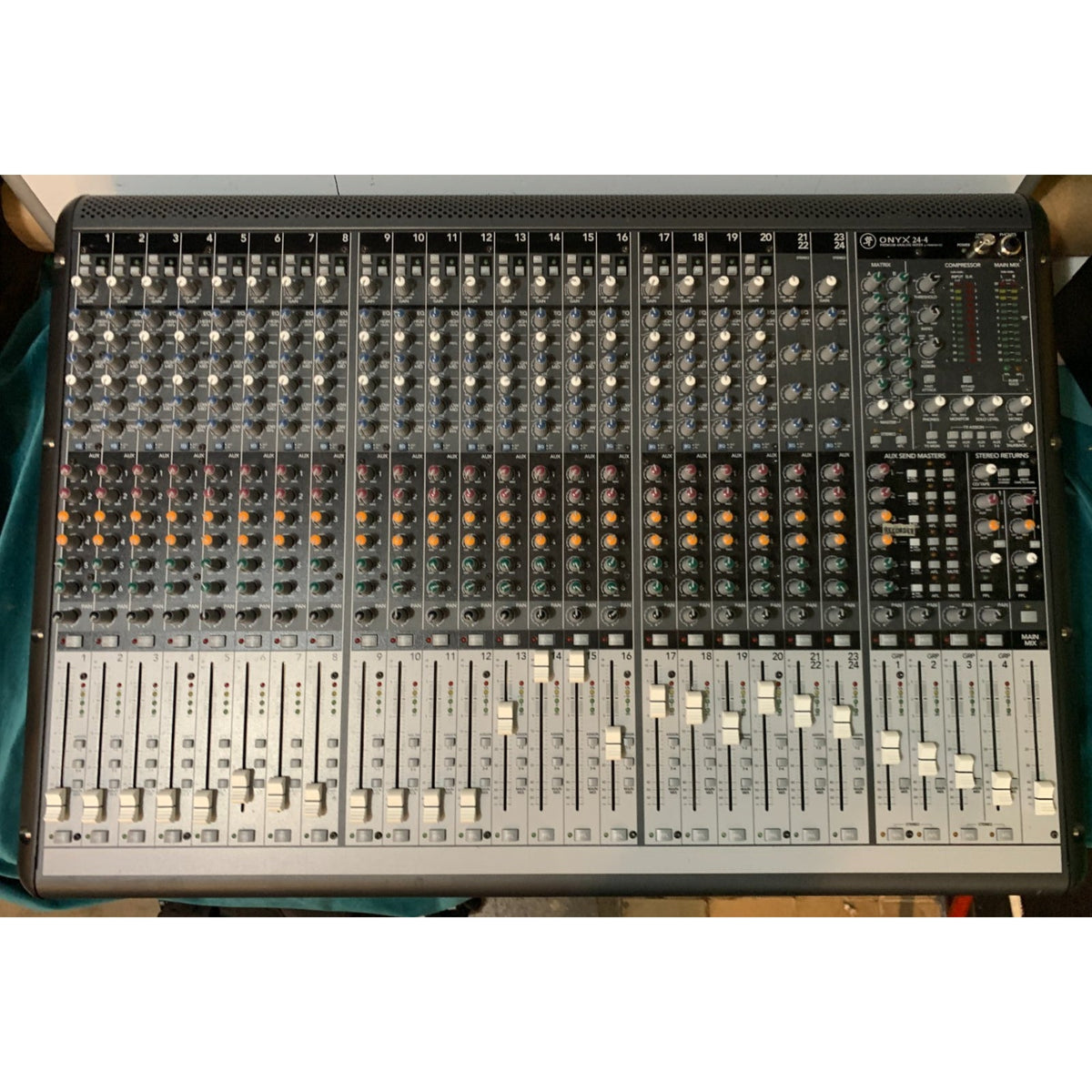 Mackie Onyx 24 24-Channel Premium Analog USB Mixer