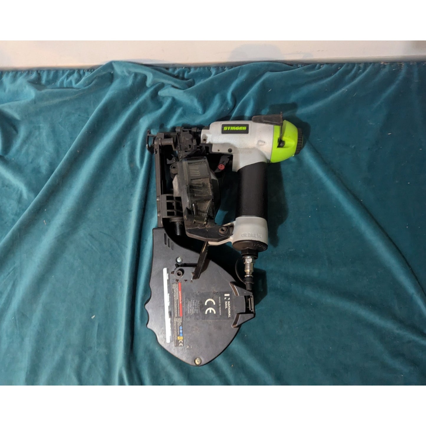 Stinger CN100B Pneumatic Cap Nailer 1 15-Degree Pneumatic Roofing Nailer