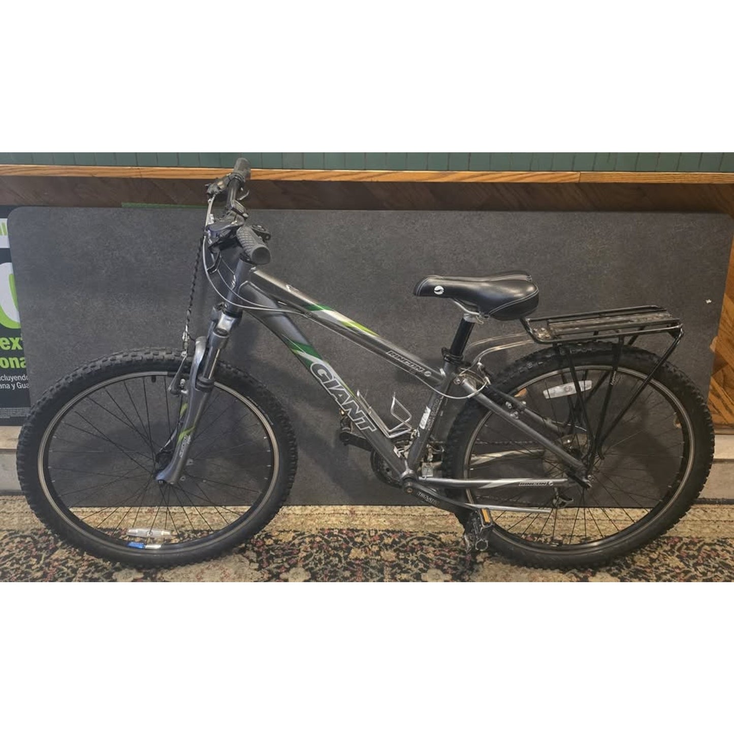 Giant Rincon Mountian Bike / 26" Wheels / 14" Frame / 21-Speed /