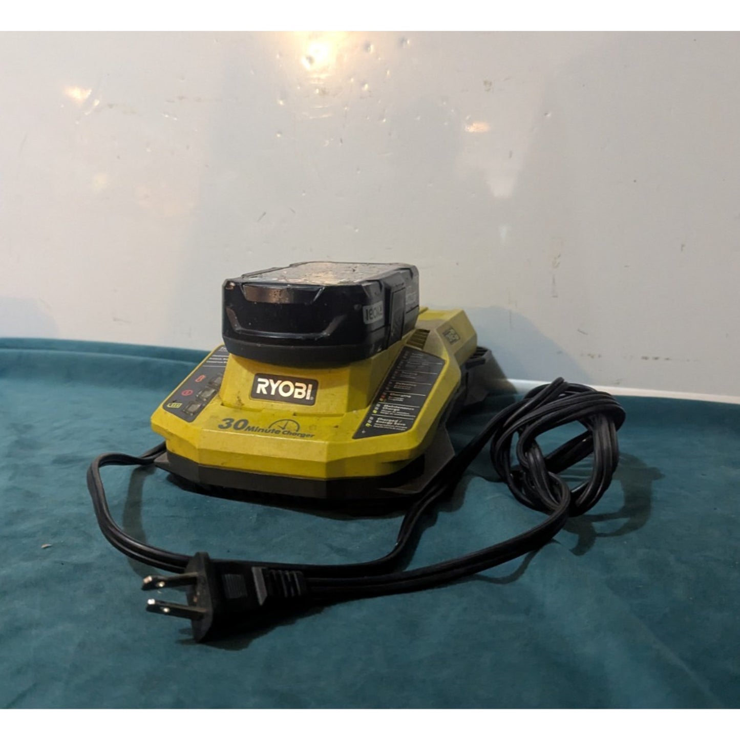 RYOBI ONE+ P117 18V IntelliPort Dual Chemistry Charger