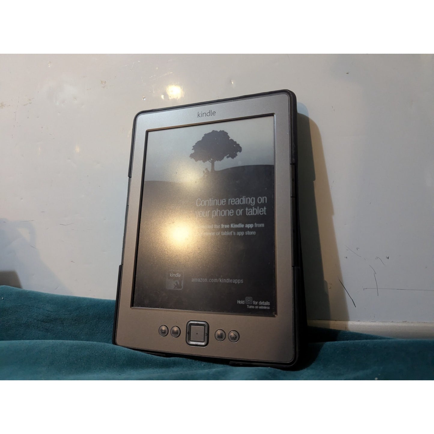 Amazon Kindle 4th Generation E-Reader Silver Model D01100 Wi-Fi