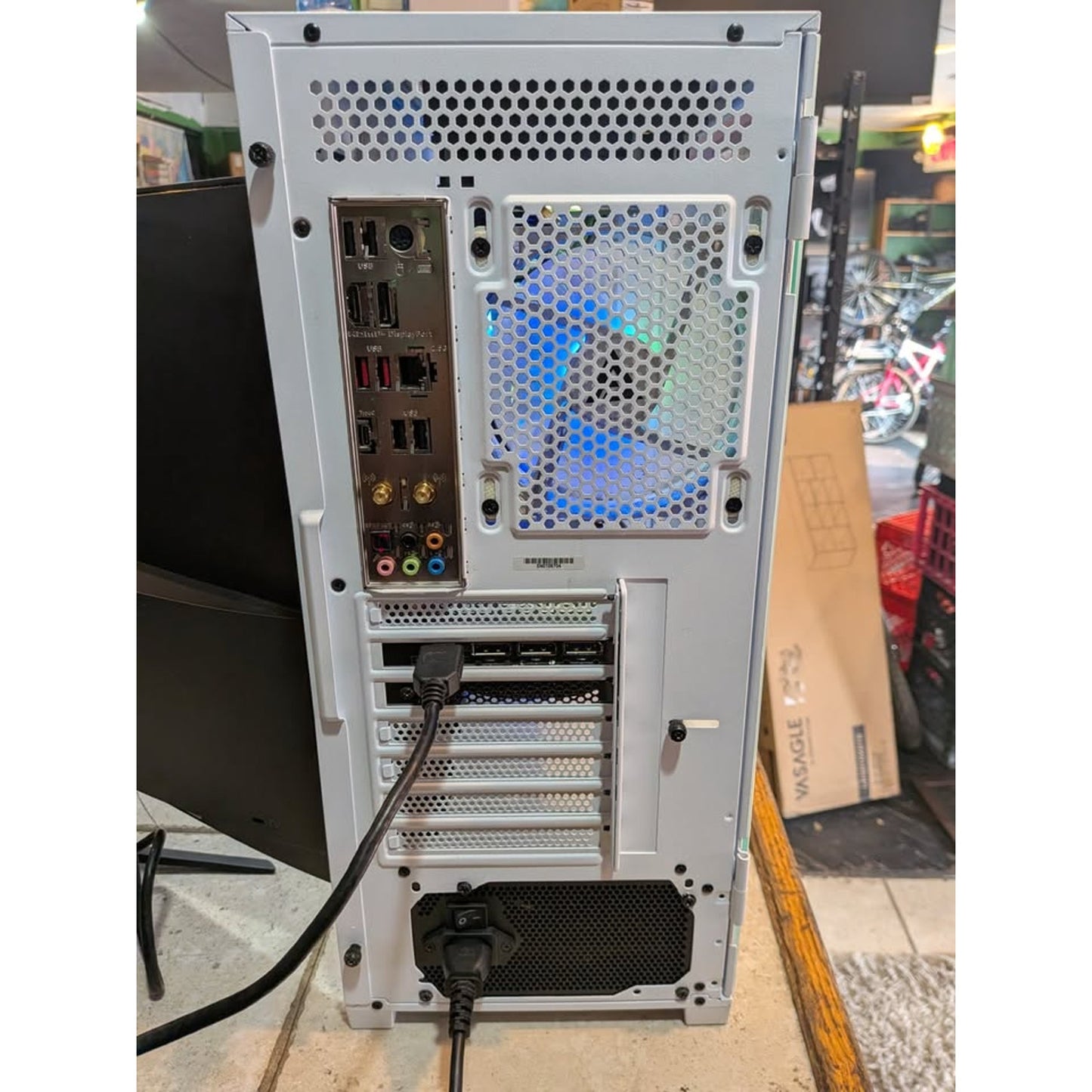 Custom Gaming Desktop / Intel I7-13700F / RTX 4060TI 8GB / 1TB SSD / 16Ram