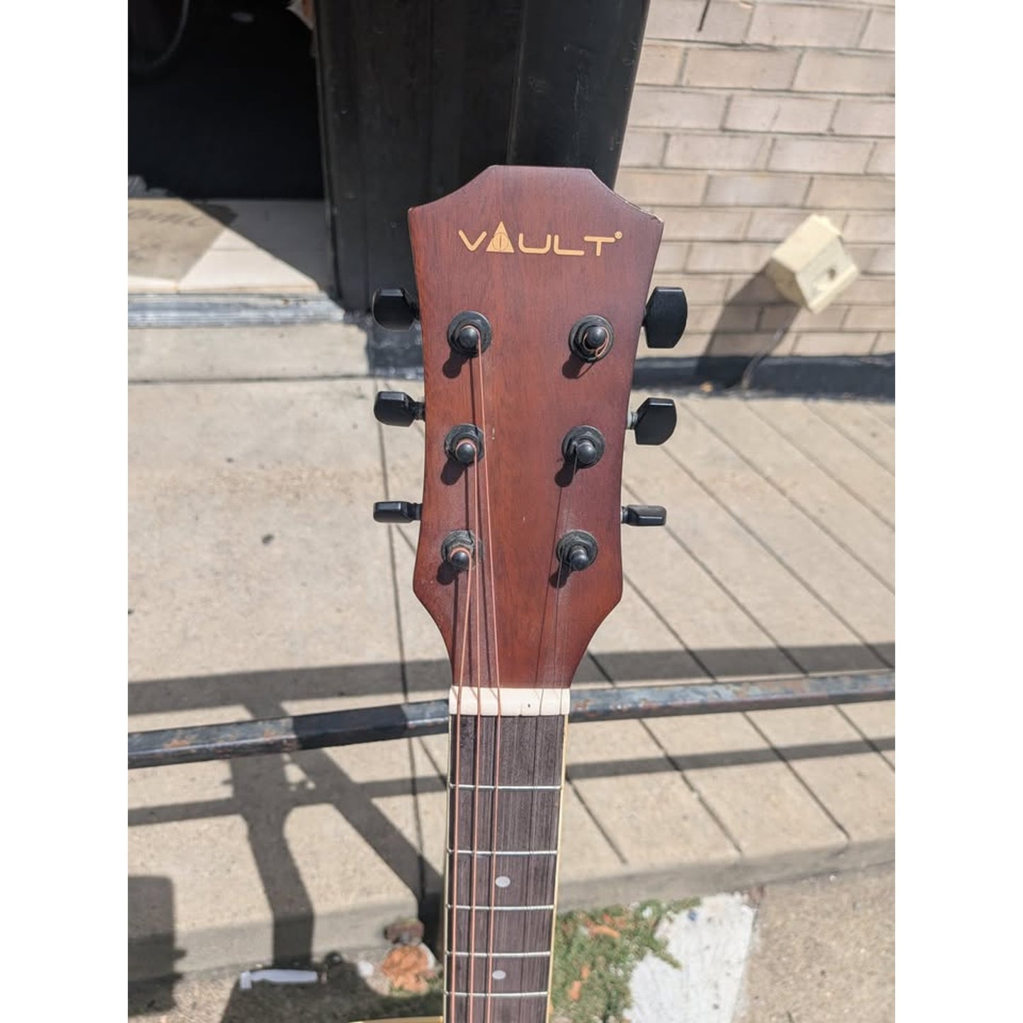 Vault 6-String Acoustic Guitar /EA10C /