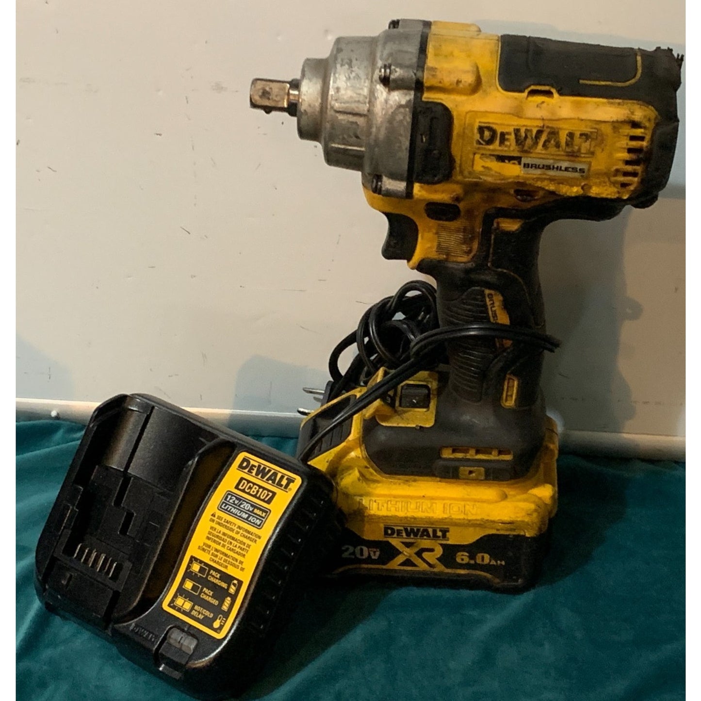 DeWalt Tools DCF894 1/2" Drive Brushless 3-Speed Impact Wrench Battery & Charger