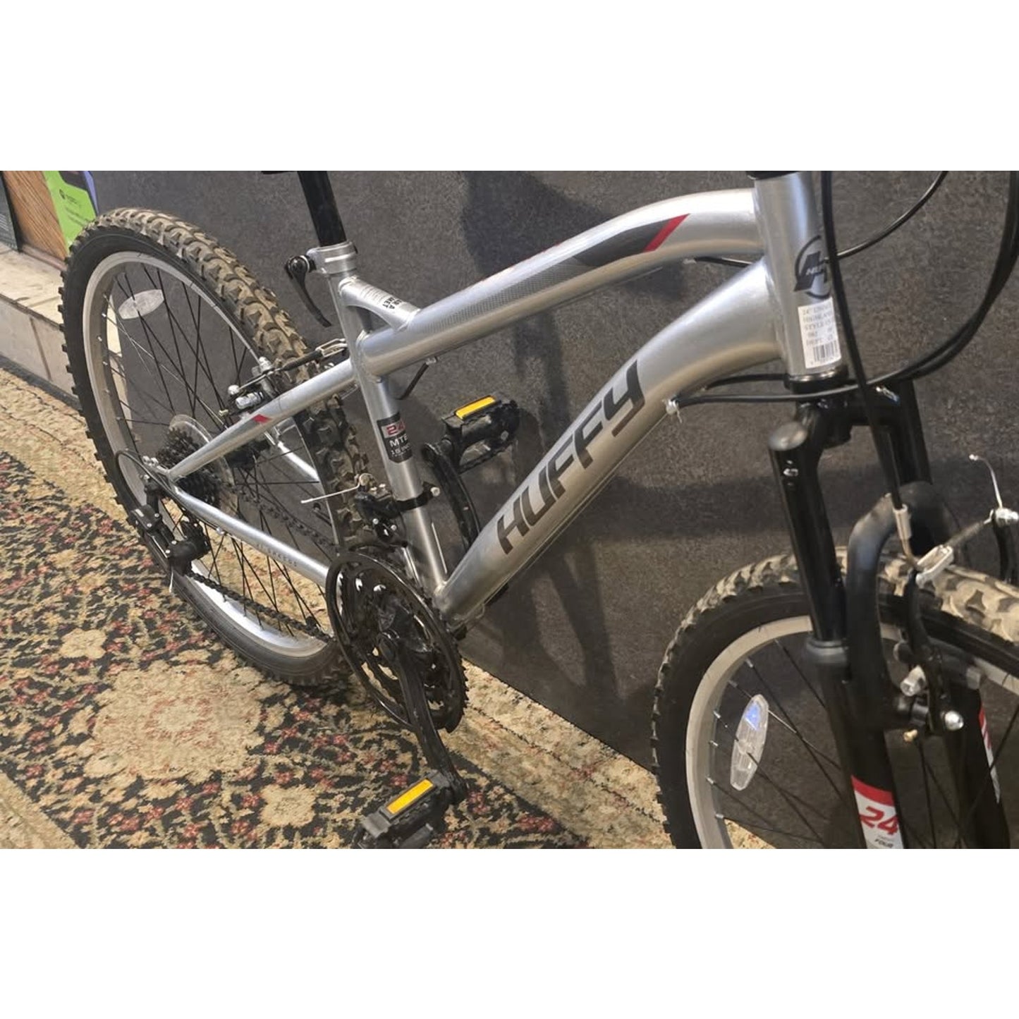 Huffy Highland Mountain Bike / 24" Wheels / 15" (S) Frame / 18-speed /