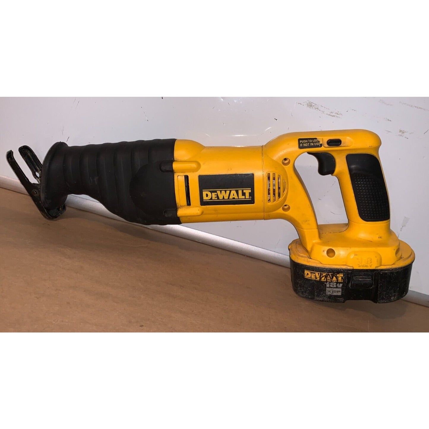 DeWalt DW938 18V Variable Speed Cordless Reciprocating Saw /W 18v Battery