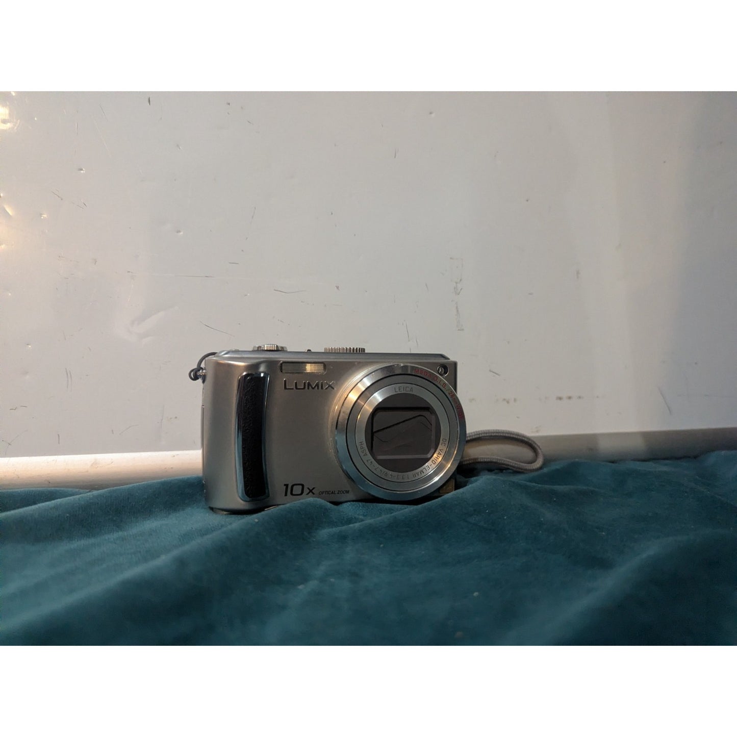 Panasonic LUMIX 9.1MP Digital Camera. Battery Door Issue (READ ITEM DESCRIPTION)