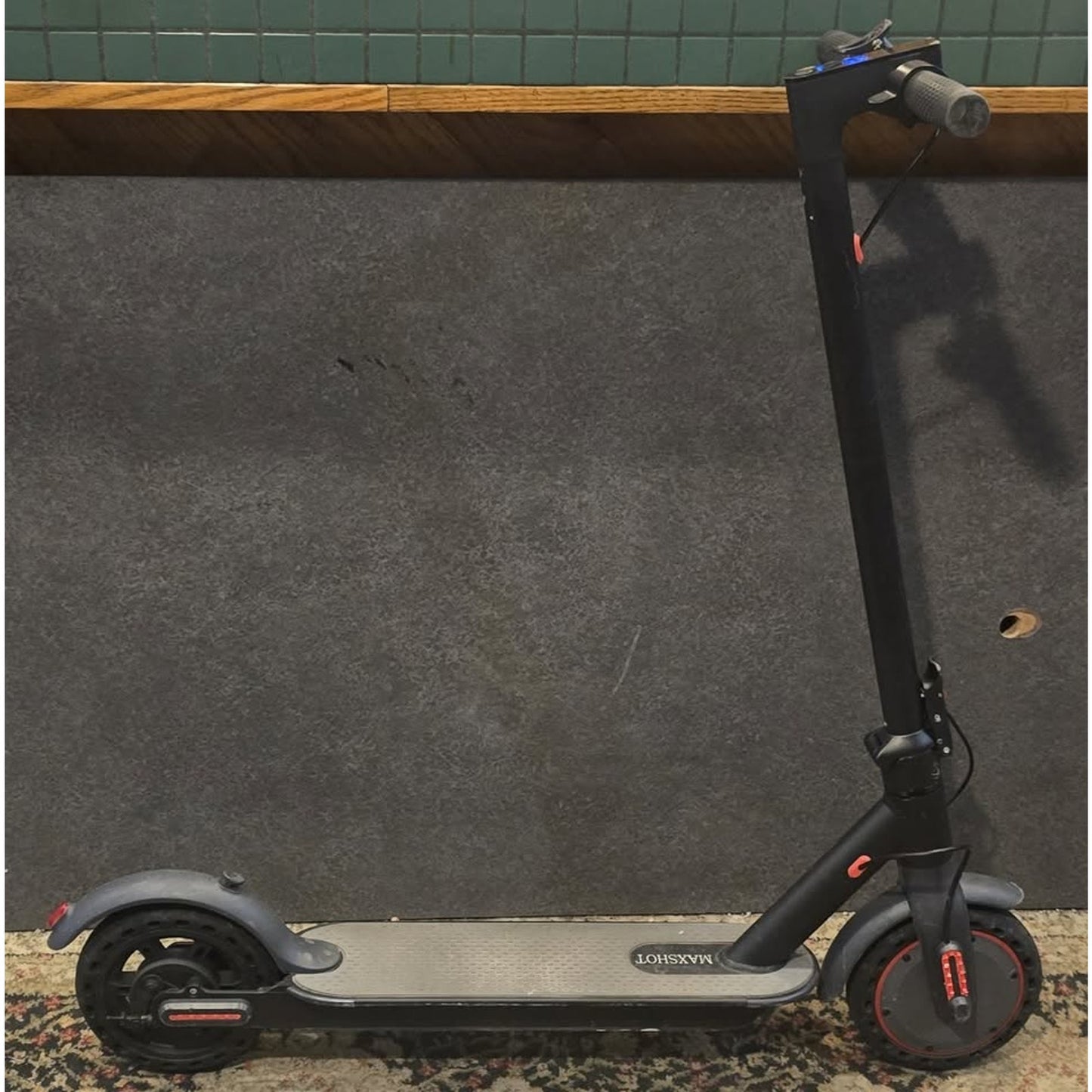 Max V-7 Electric Kick Scooter / 350W Motor / 16 Mile Range / 22Mph /