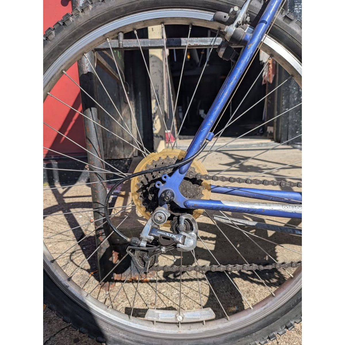 Mongoose Alta Bike / 23" Frame/ 26" Wheels / 21 Speed