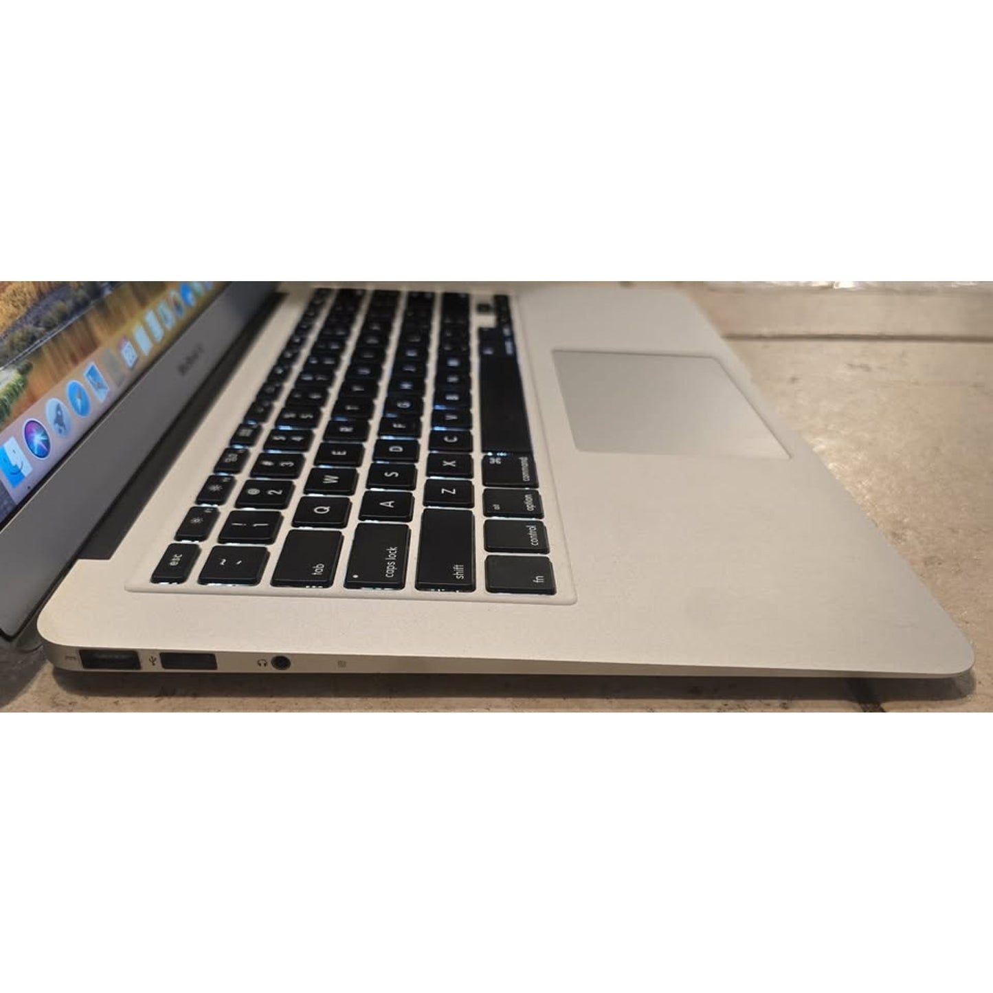 Macbook Air 2011 / Intel I5 / 128GB SSD / 4GB Ram / 13" Screen / High Sierra /