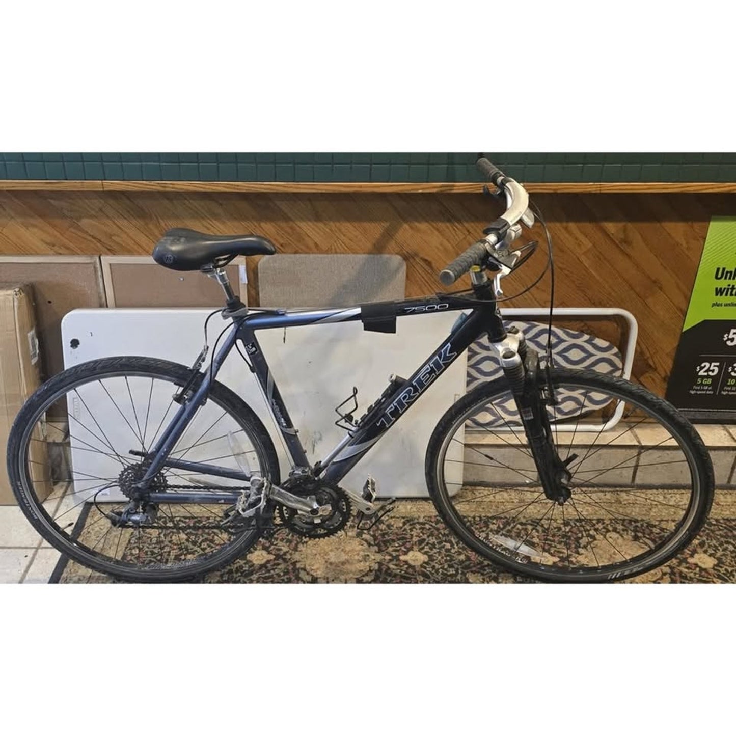 Trek 7500 Multitrack Hybrid Track / 22" Frame / 700Cm Wheels / 21-Speed /