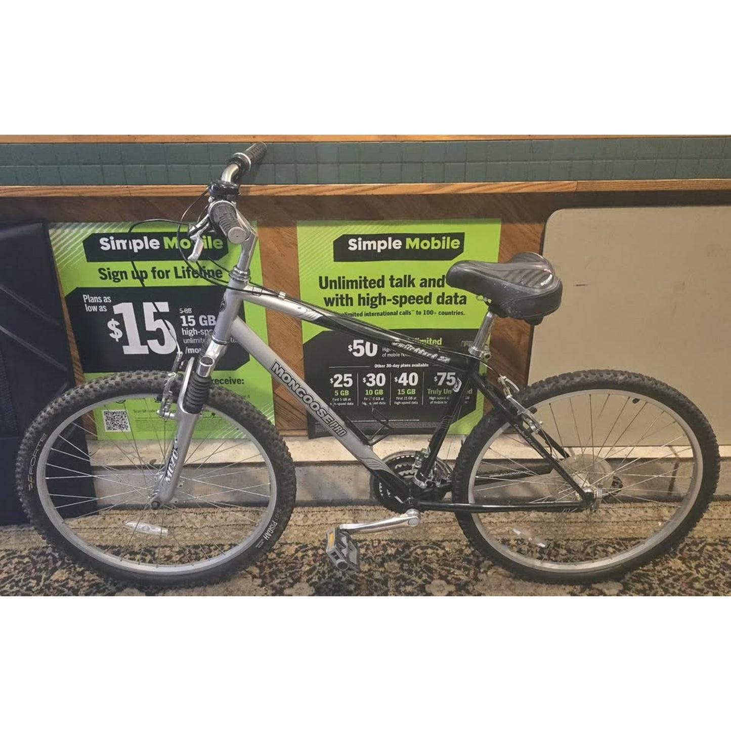 Mongoose Switchback XF Mountain Bike / 18" Frame / 26" Wheels / 21-Speed /