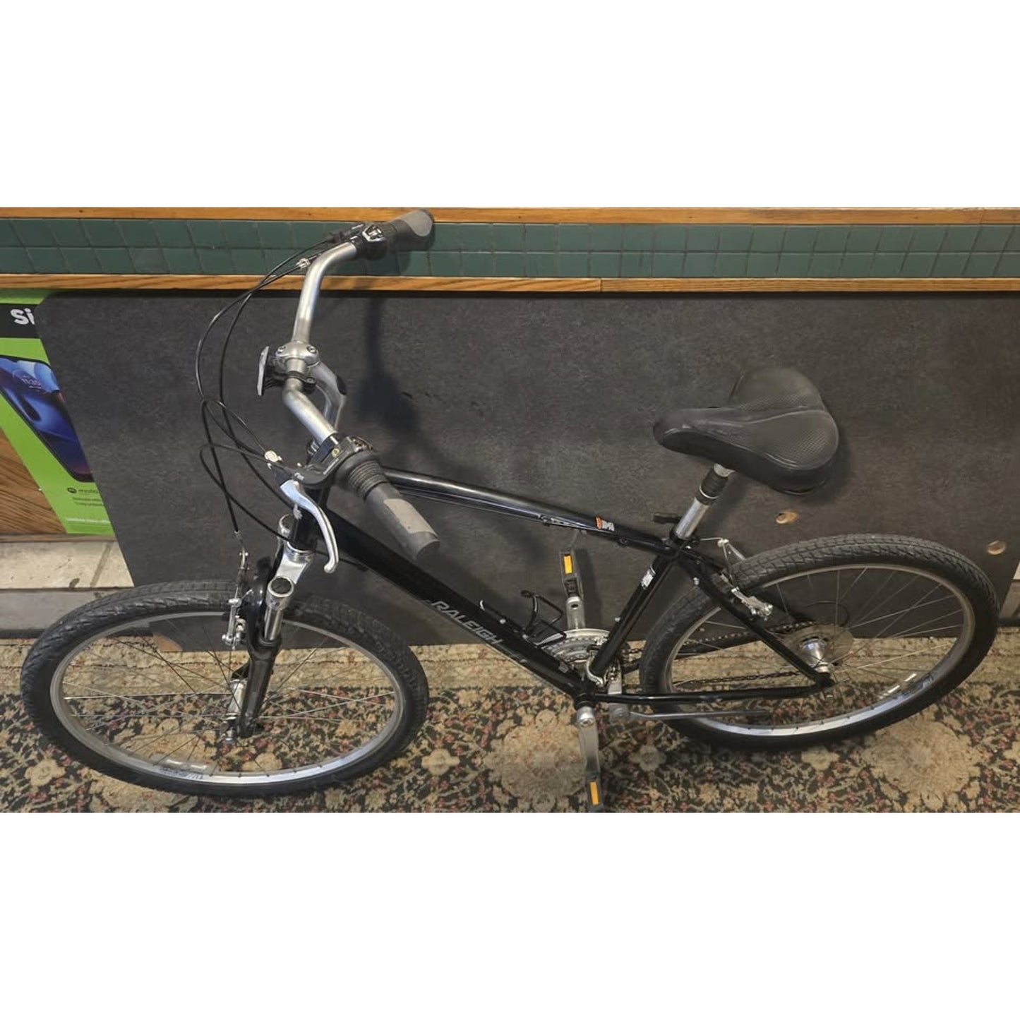 Raleigh Adventure 3.0 Hybrid Bike / 19" Frame / 27.5" Wheels / 21-Speed /