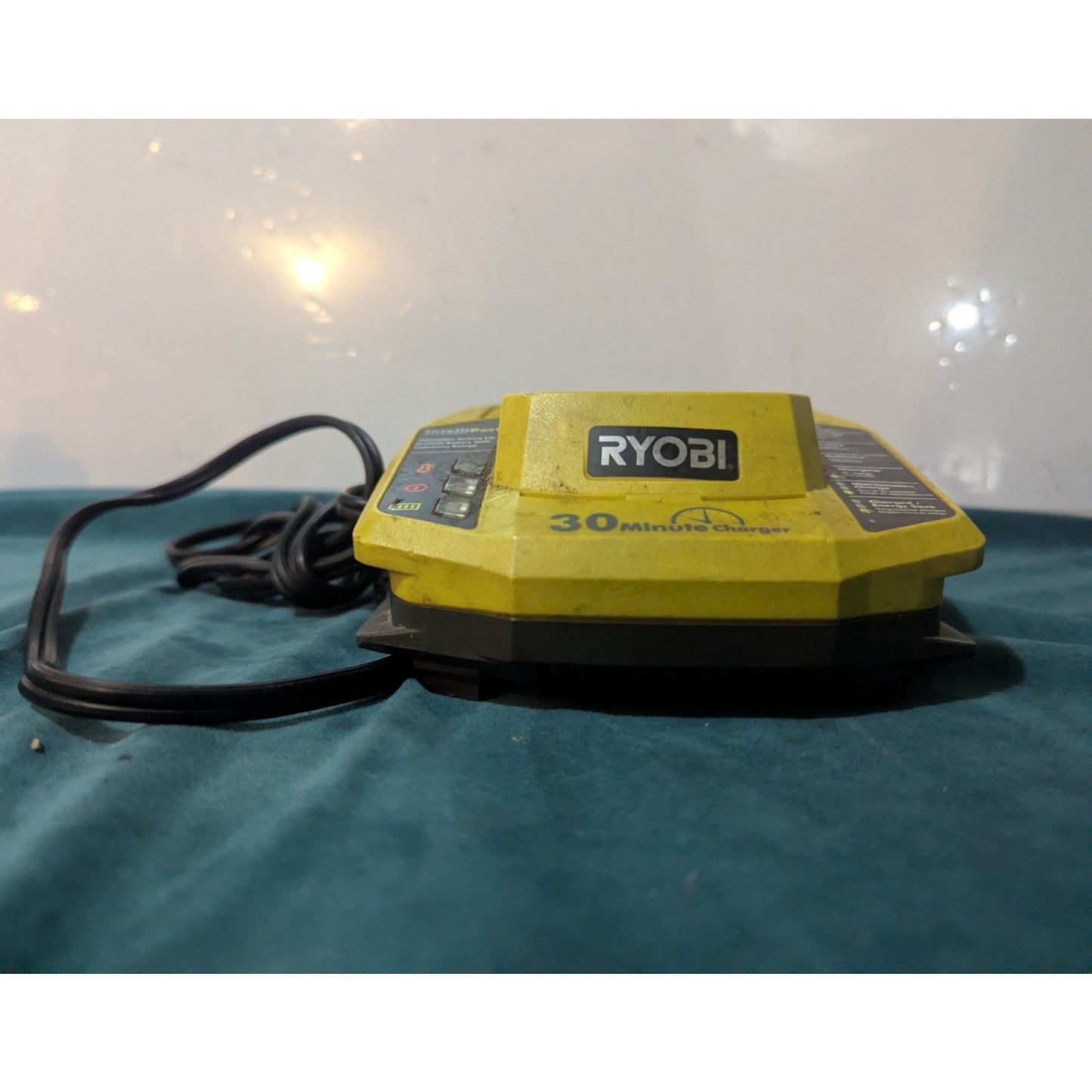 RYOBI ONE+ P117 18V IntelliPort Dual Chemistry Charger