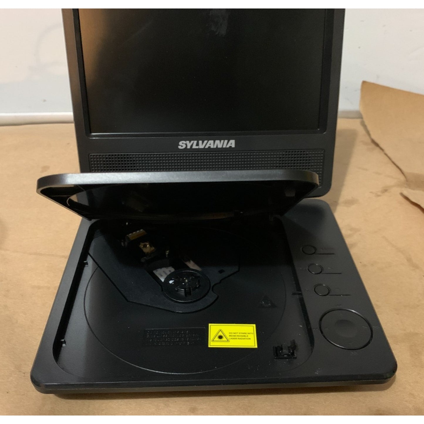 Sylvania SDVD7040B 7” LCD Portable DVD Player CD Player-swivel Screen Tested .