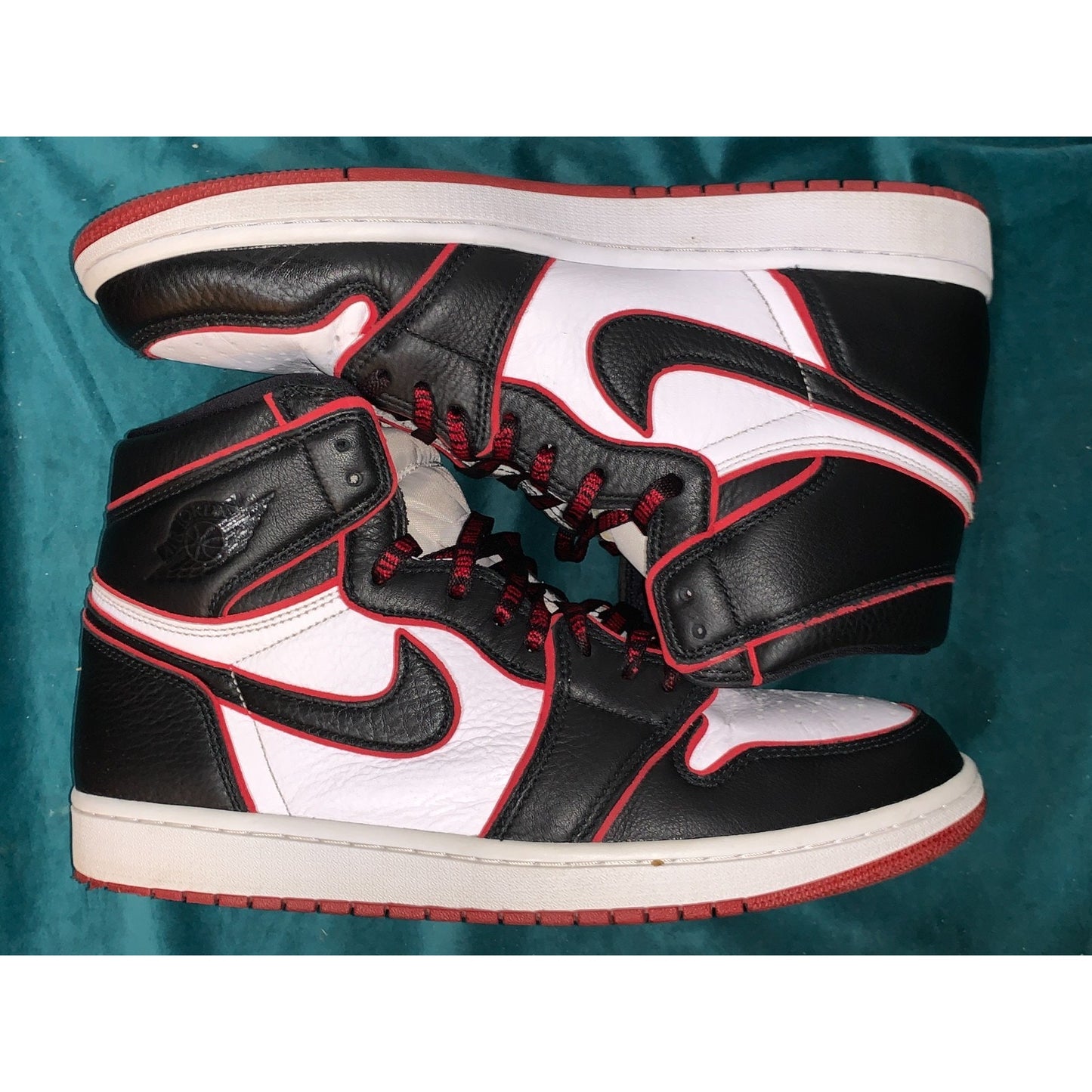 Air Jordan 1 Men's Size 11 Retro High OG Bloodline 2019 555088-062