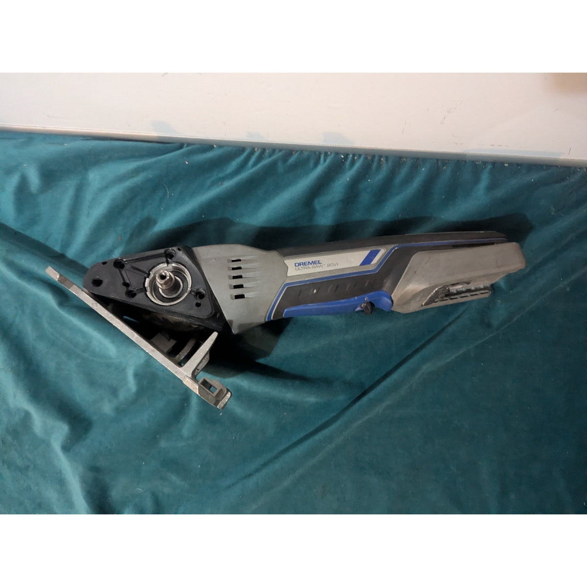 Dremel US20V‑01 20V Max Cordless Ultra-Saw 1 Battery Tool Kit