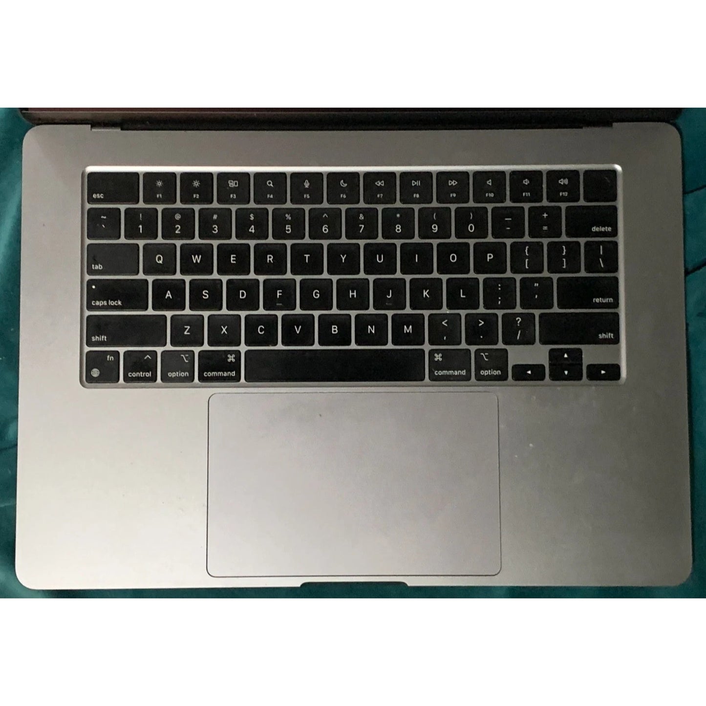APPLE MACBOOK AIR LAPTOP A2941 15" M2 CHIP 2023 8GB ram 256GB
