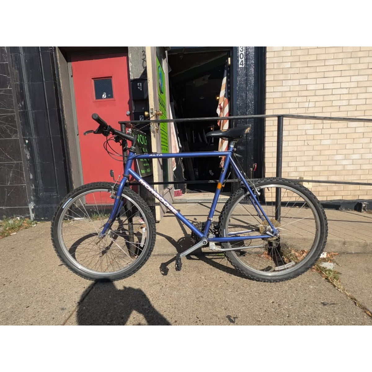 Mongoose Alta Bike / 23" Frame/ 26" Wheels / 21 Speed