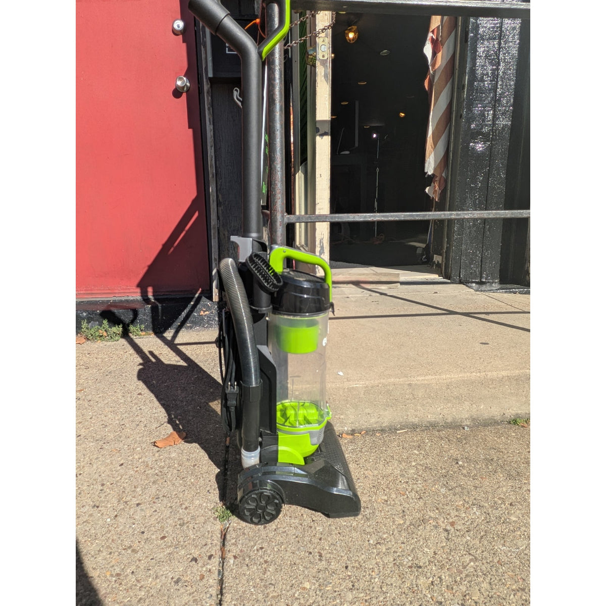Eureka Alrspeed Bagless Upright Vacuum Cleaner /NEU100