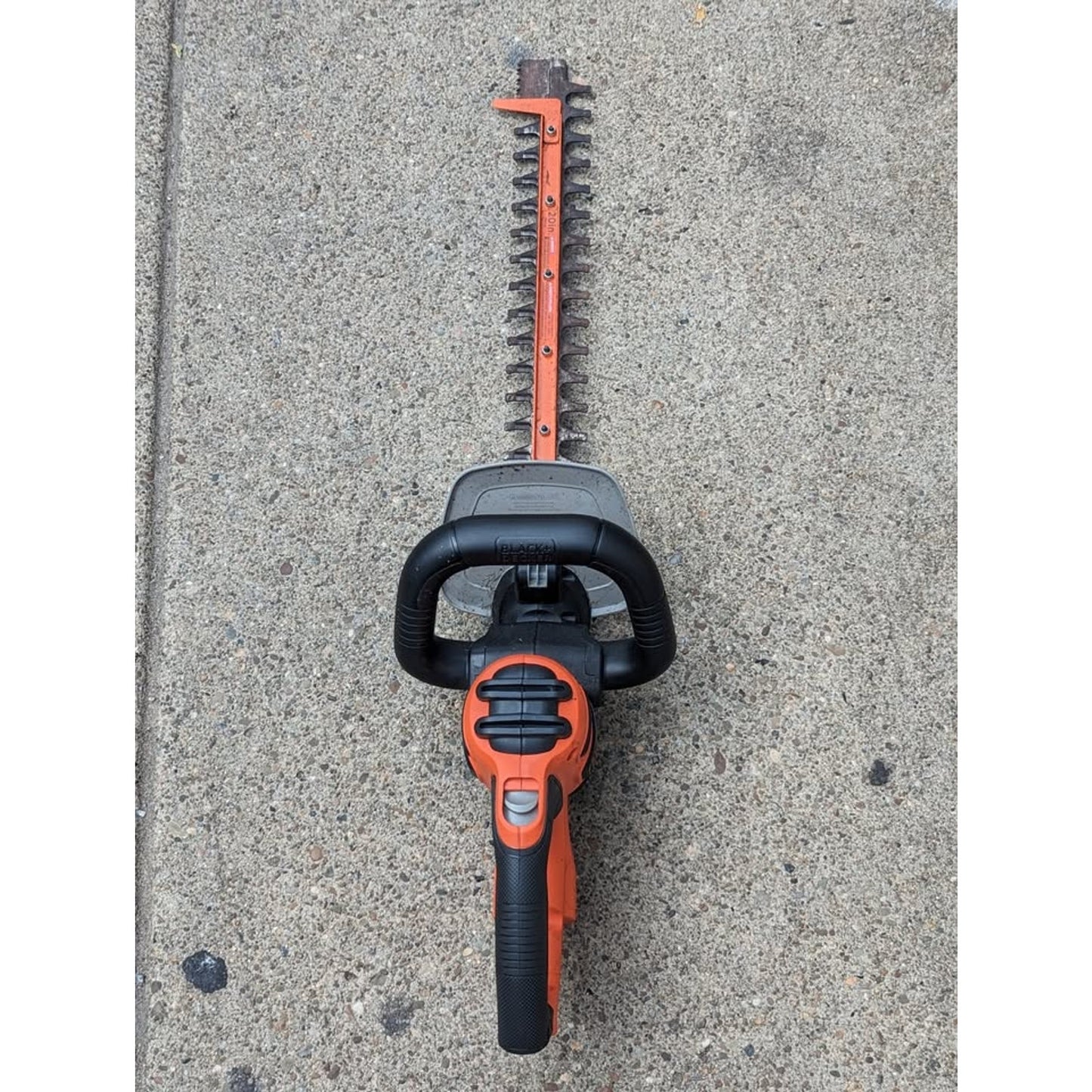 Black and Decker 20 inch 3.8 AMP Corded Dual Action Electric Hedge Trimmer with Saw Blade Tip