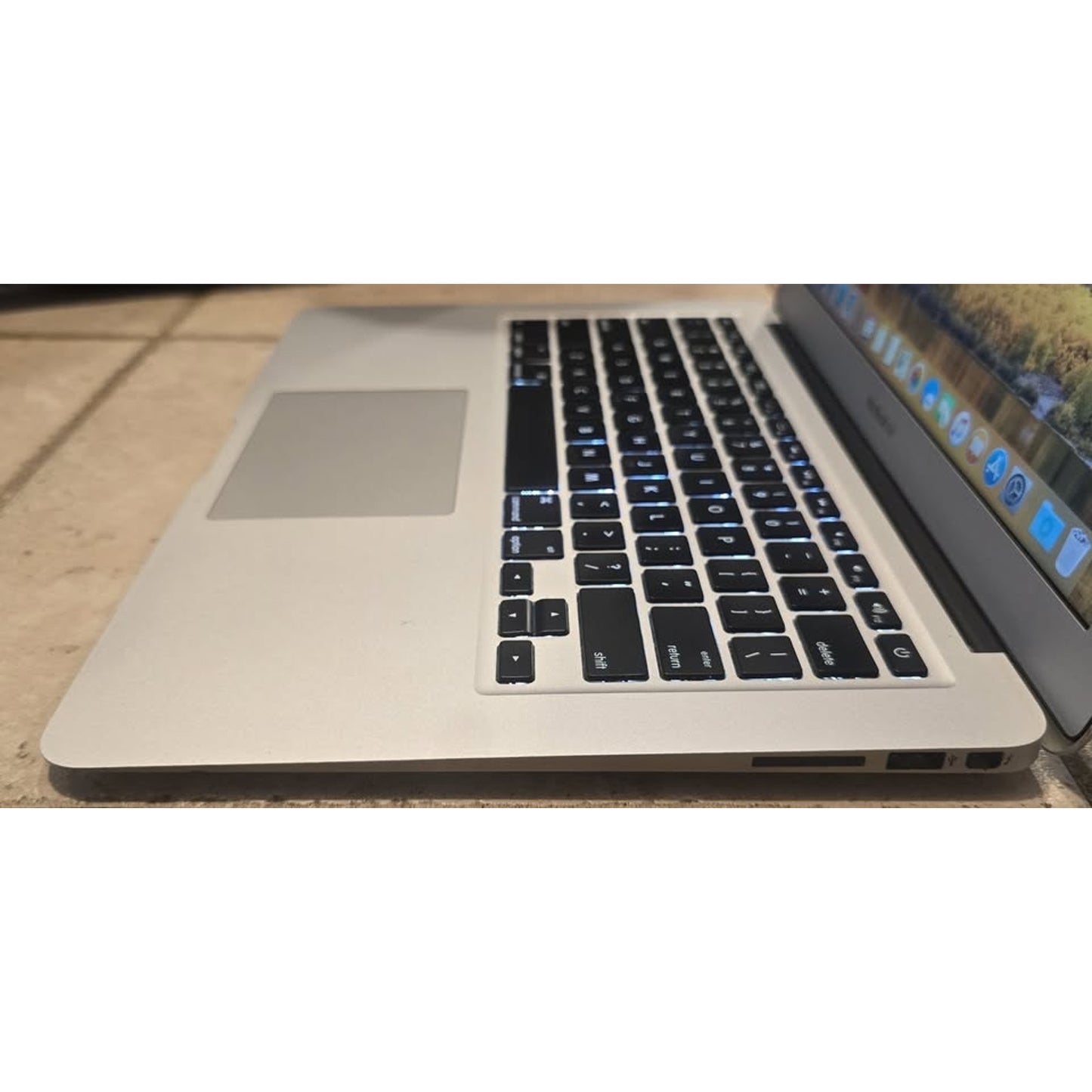 Macbook Air 2011 / Intel I5 / 128GB SSD / 4GB Ram / 13" Screen / High Sierra /