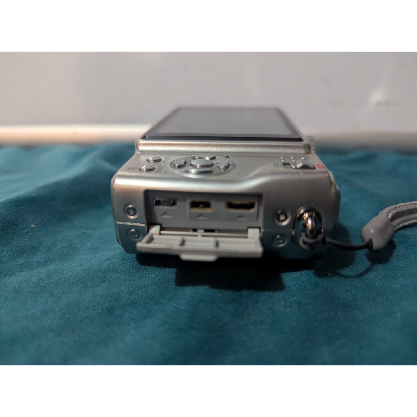 Panasonic LUMIX 9.1MP Digital Camera. Battery Door Issue (READ ITEM DESCRIPTION)