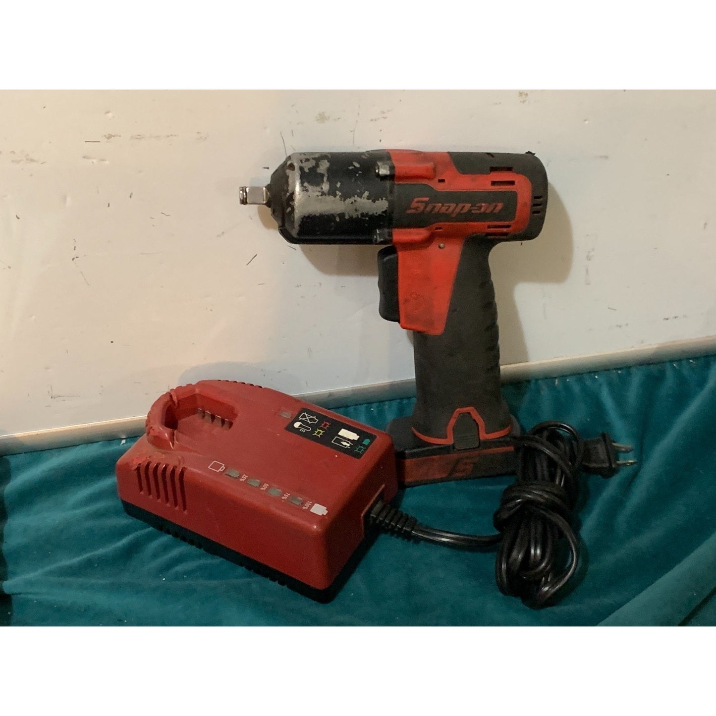 Snap-on 14.4V 3/8″ Drive Cordless Brushless Impact Wrench w/ Battery & Charger