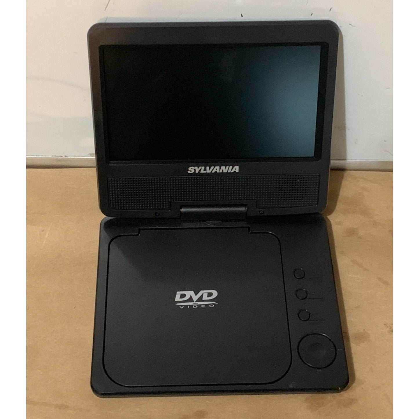 Sylvania SDVD7040B 7” LCD Portable DVD Player CD Player-swivel Screen Tested .
