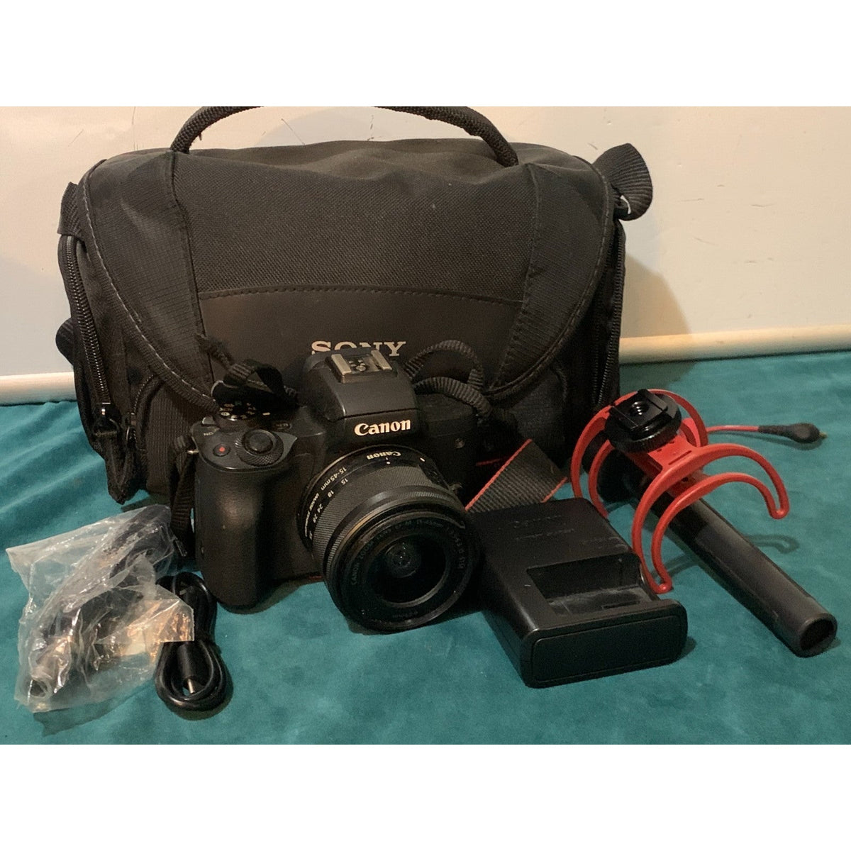 Canon EOS M50 24.1MP Camera Black with 15-45mm Lens & charger