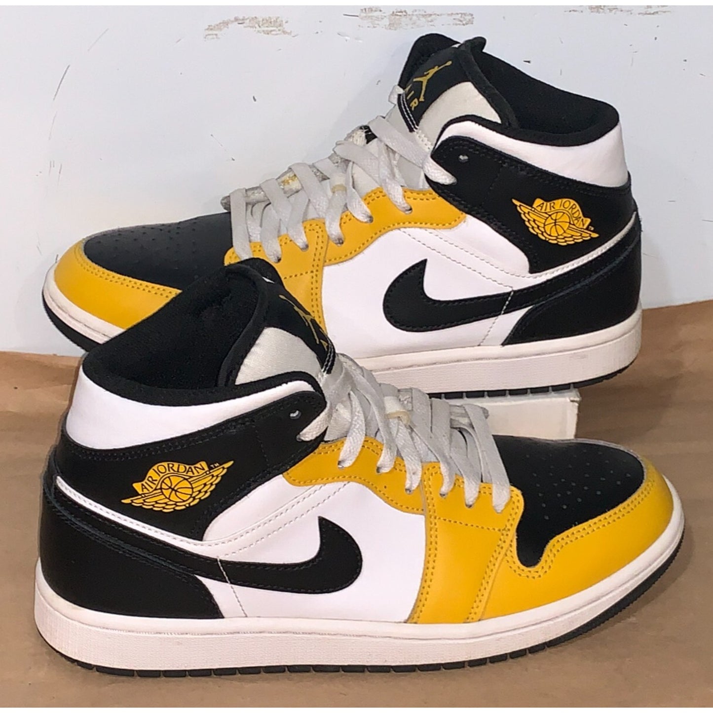 NIKE AIR JORDAN 1 MID YELLOW OCHRE-BLACK-WHITE SZ 8.5 [DQ8426-701]