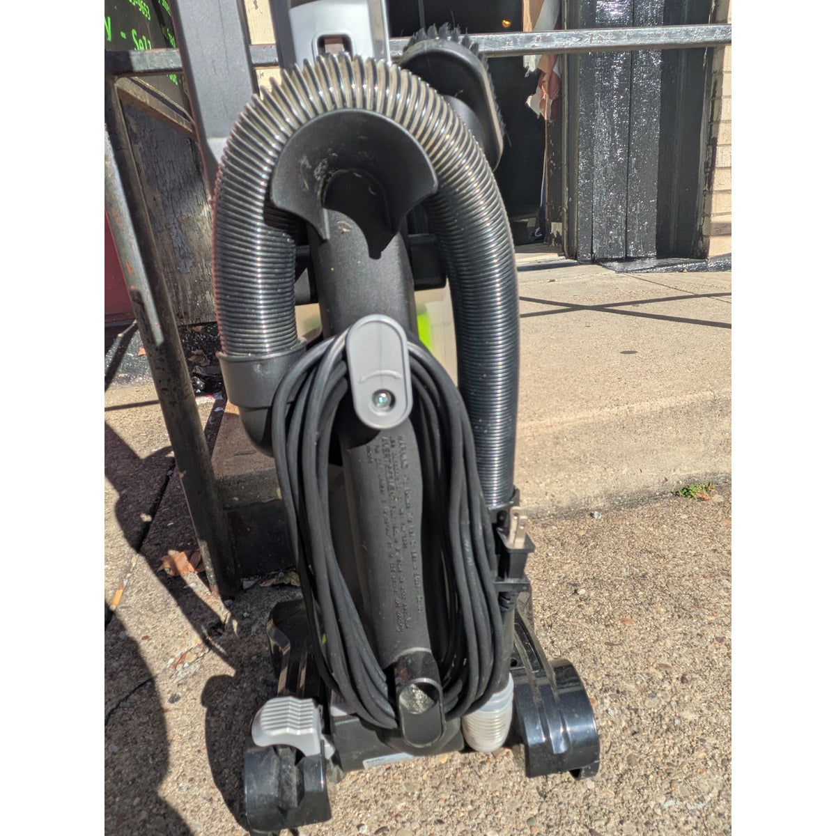 Eureka Alrspeed Bagless Upright Vacuum Cleaner /NEU100