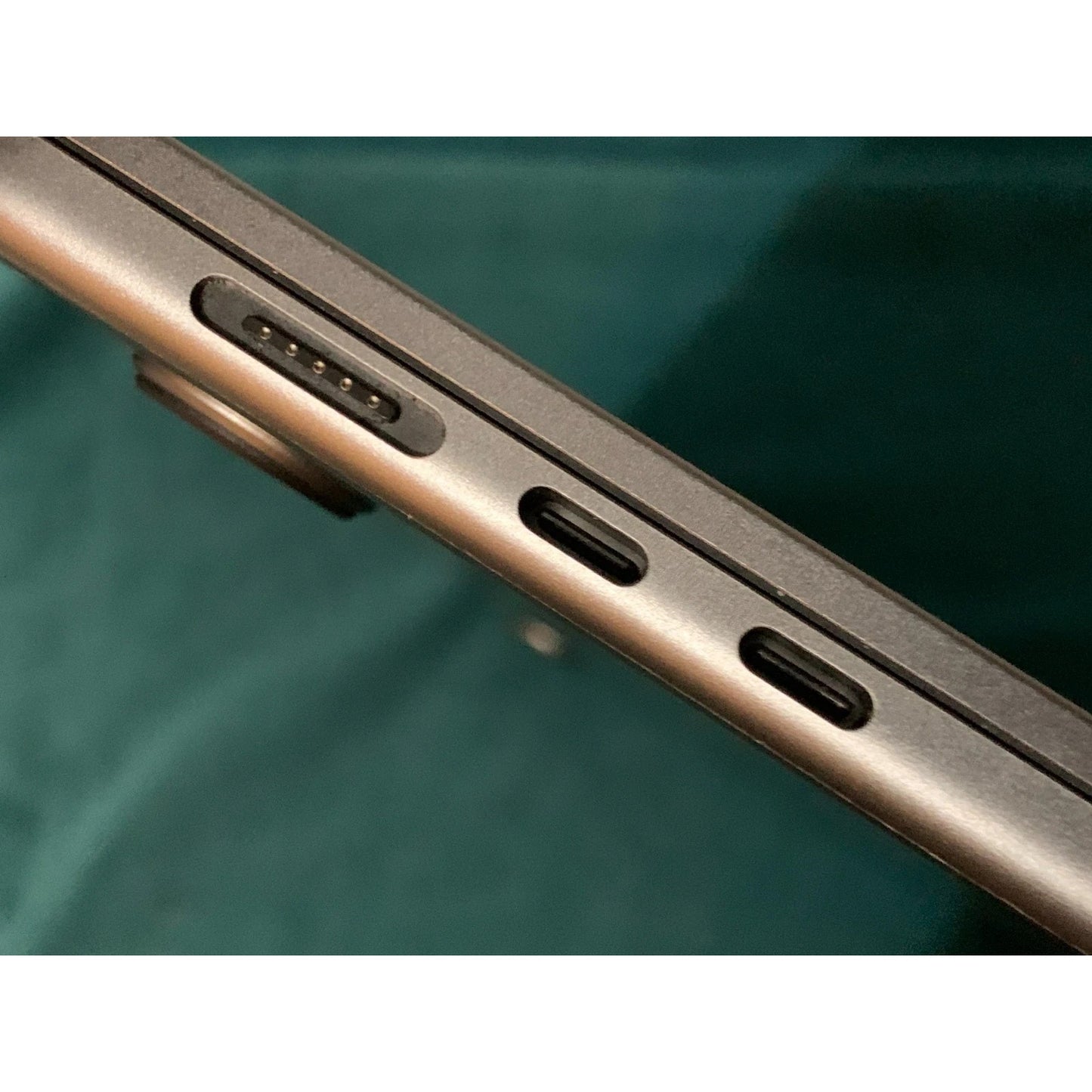 APPLE MACBOOK AIR LAPTOP A2941 15" M2 CHIP 2023 8GB ram 256GB