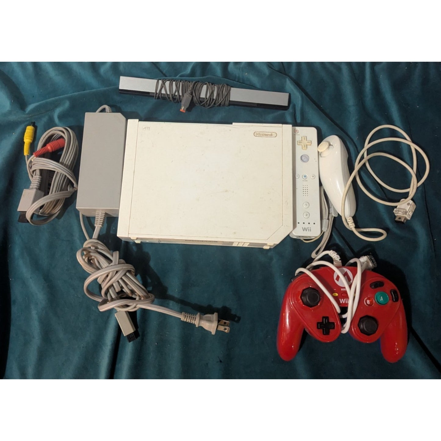 Nintendo Wii Model RVL-001 Console Bundle
