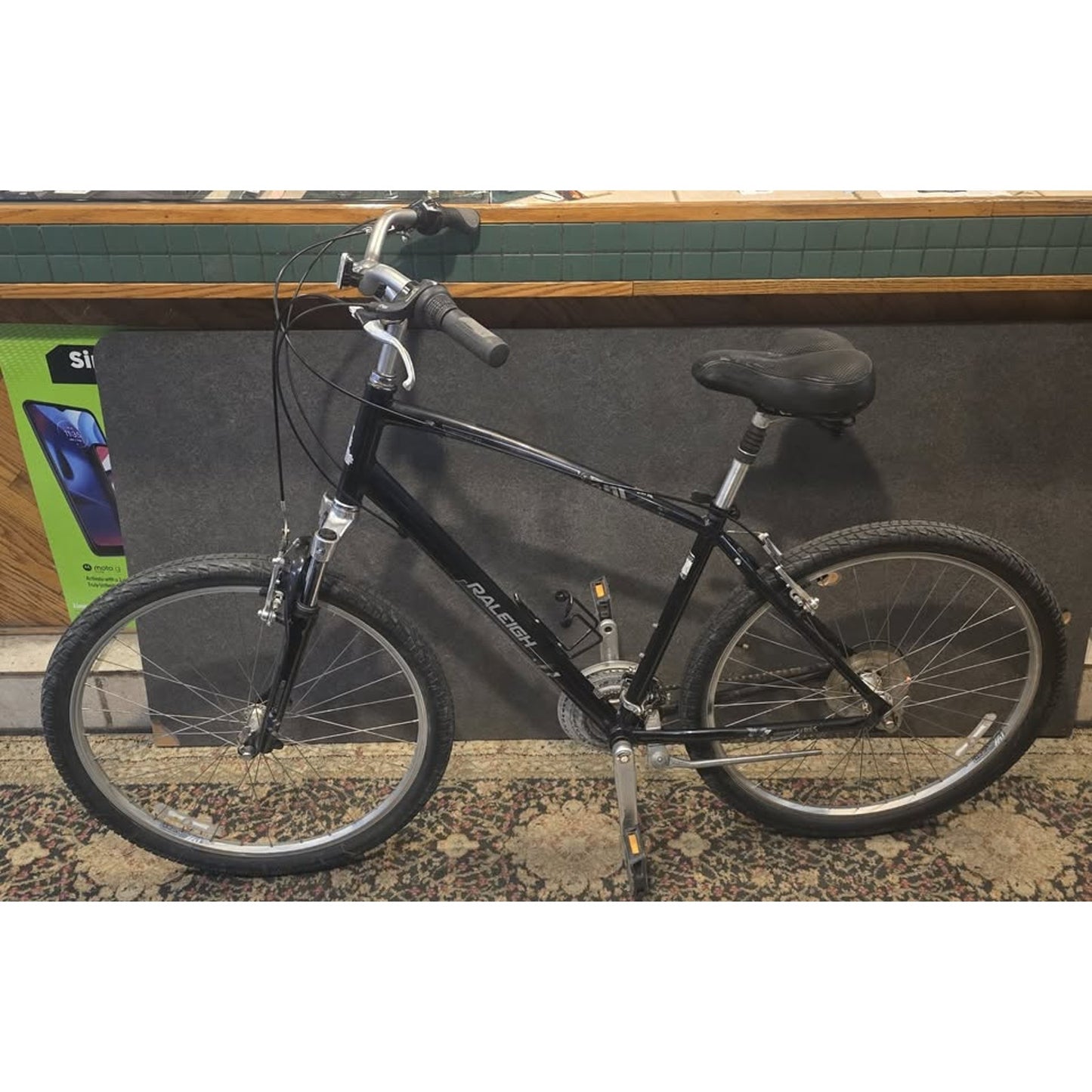 Raleigh Adventure 3.0 Hybrid Bike / 19" Frame / 27.5" Wheels / 21-Speed /