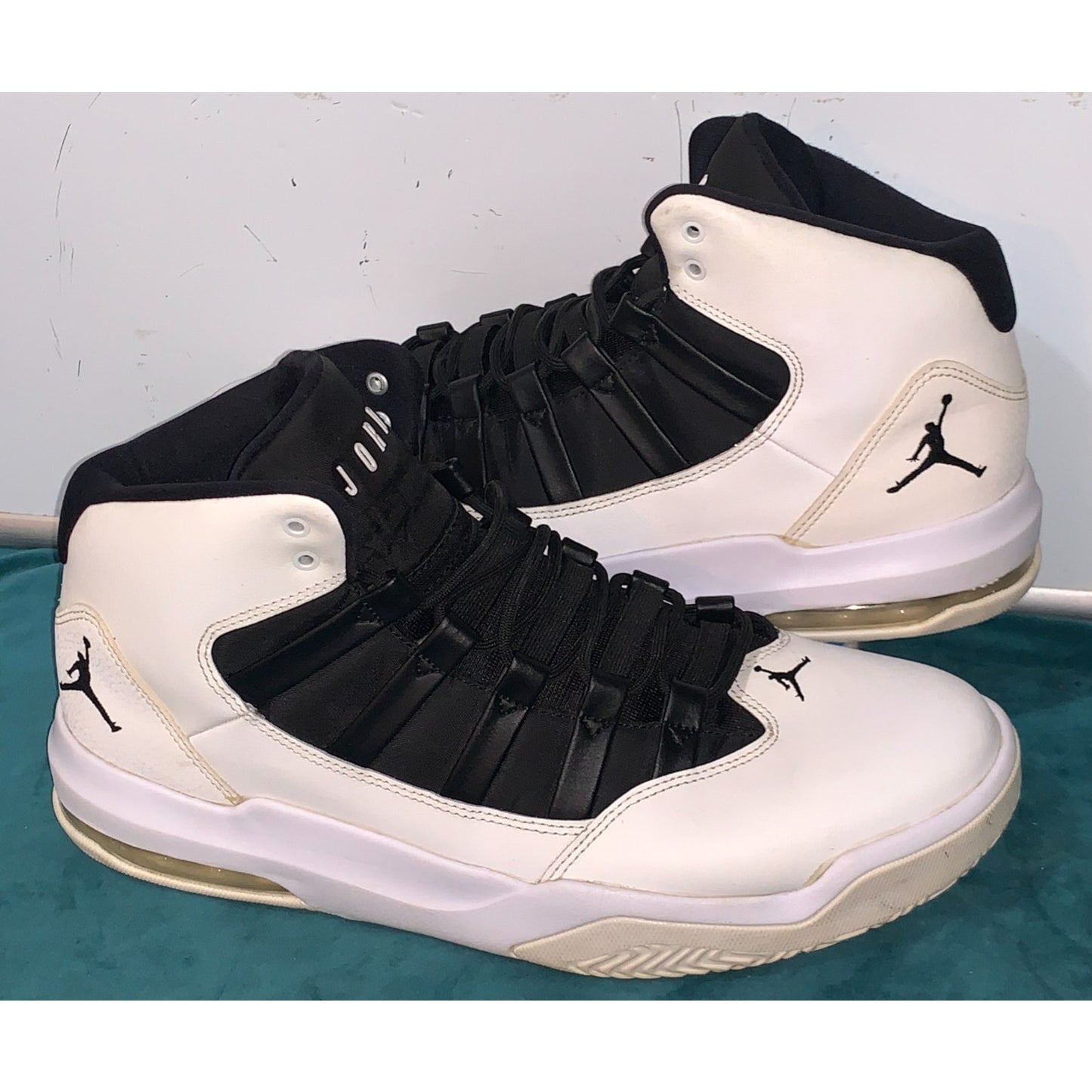 Nike Jordan Max Aura AQ9084 100 White/Black Basketball Shoes Men’s Size 11.5