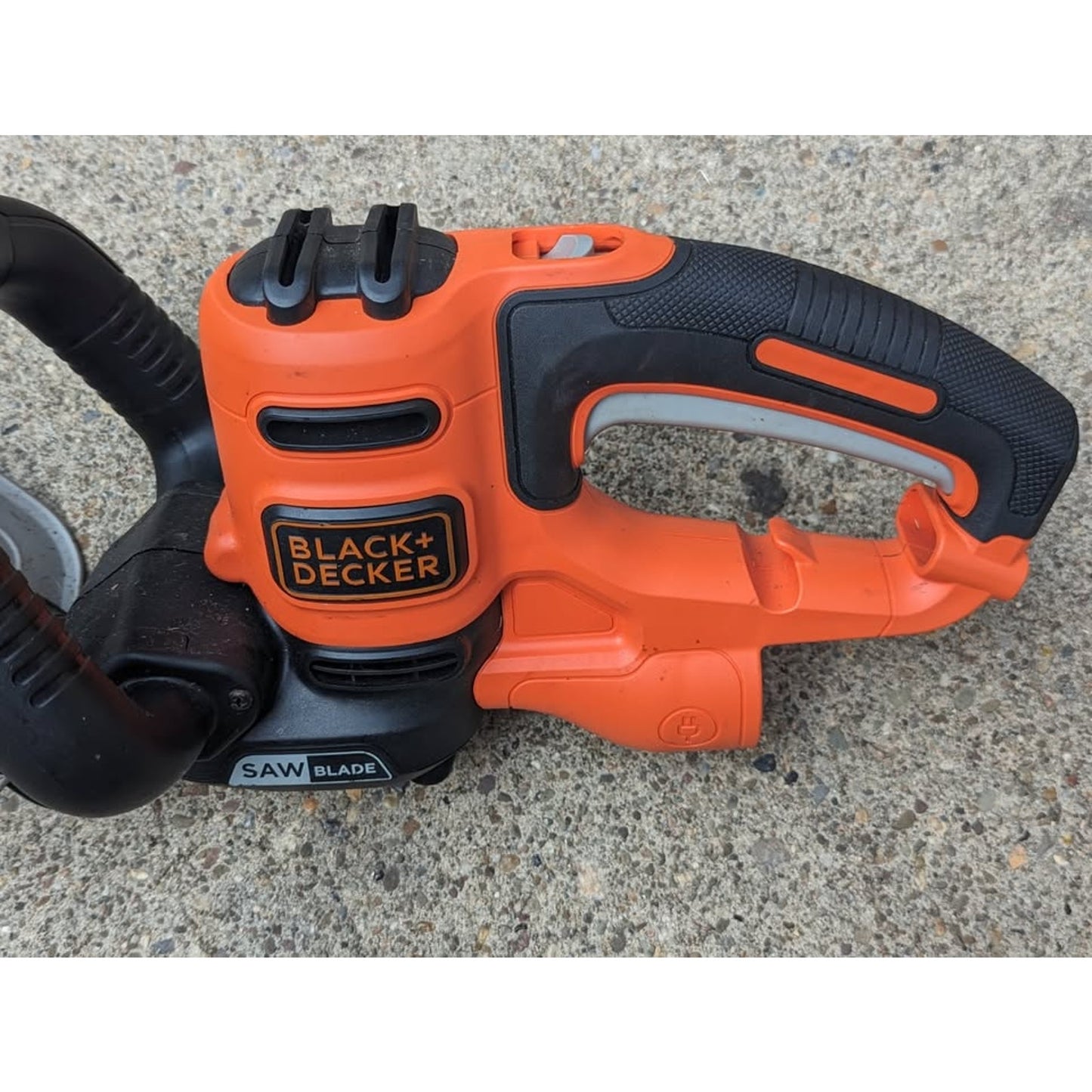 Black and Decker 20 inch 3.8 AMP Corded Dual Action Electric Hedge Trimmer with Saw Blade Tip