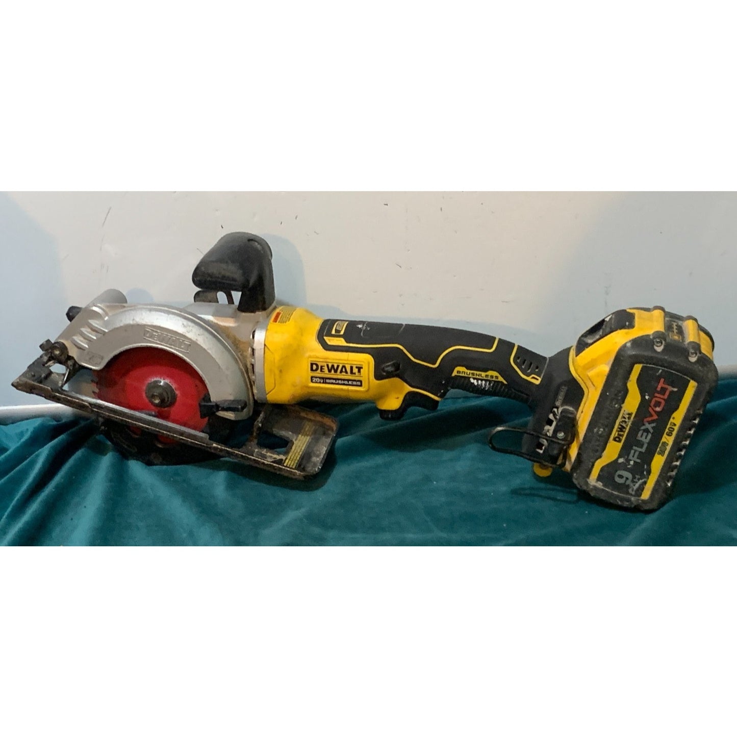 DEWALT 20V MAX ATOMIC Brushless 4-1/2-In Circular Saw DCS571 W/ 9AH Battery