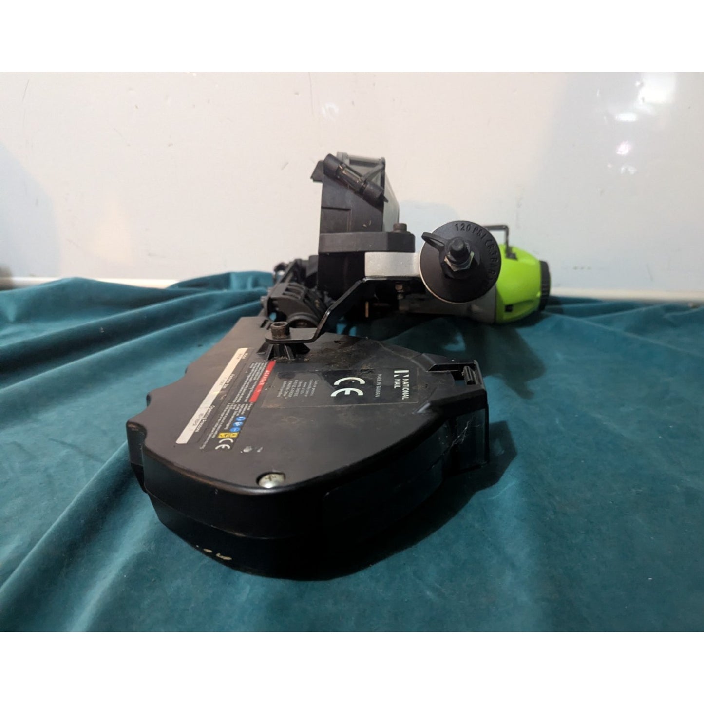 Stinger CN100B Pneumatic Cap Nailer 1 15-Degree Pneumatic Roofing Nailer