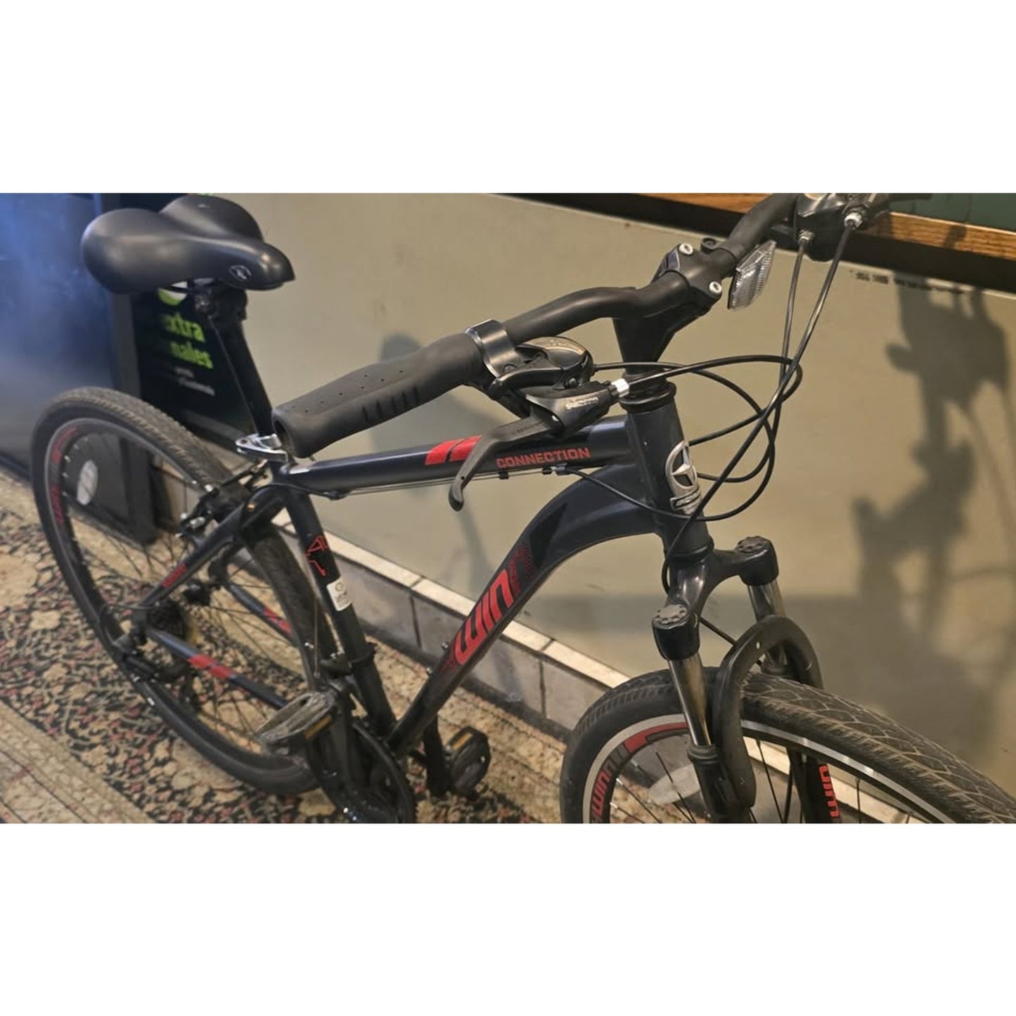 Schwinn Connection Hybrid Bike / 700Cm Wheels /  18.5" Frame / 21-Speed /