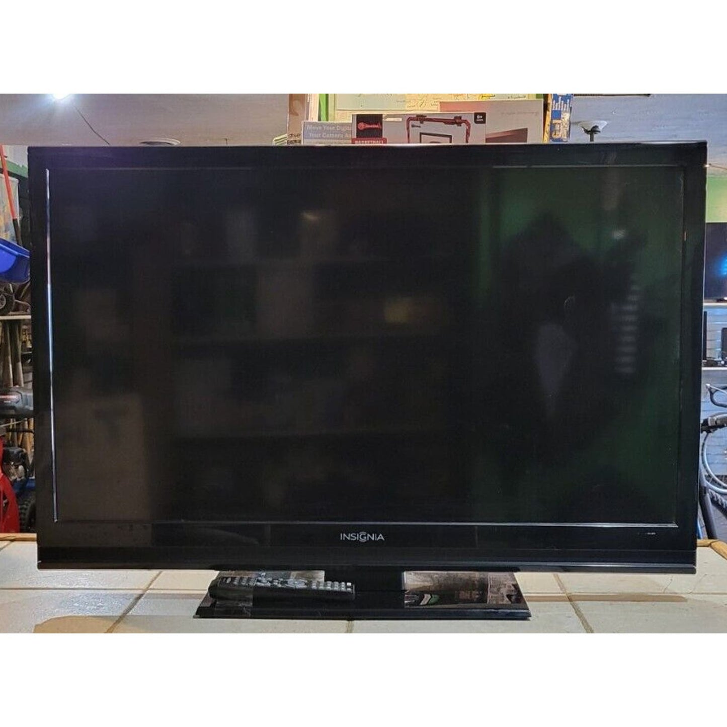 39" Insignia LCD TV NS39L240A13 1080p 60Hz HDTV WITH TV STAND