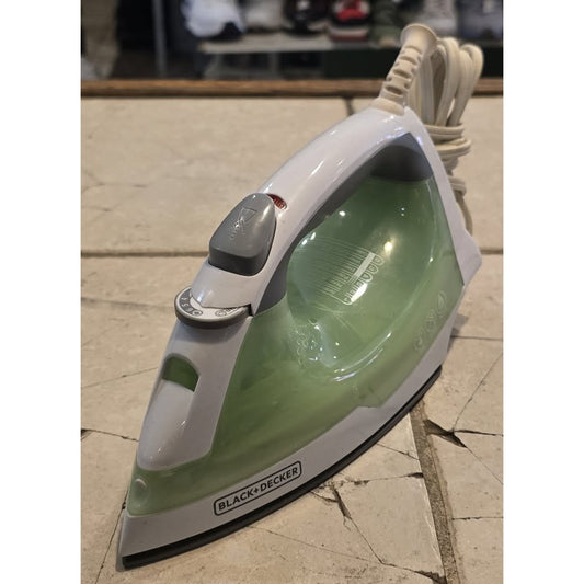 Black & Decker Easy Steam Compact Iron / IR02B /