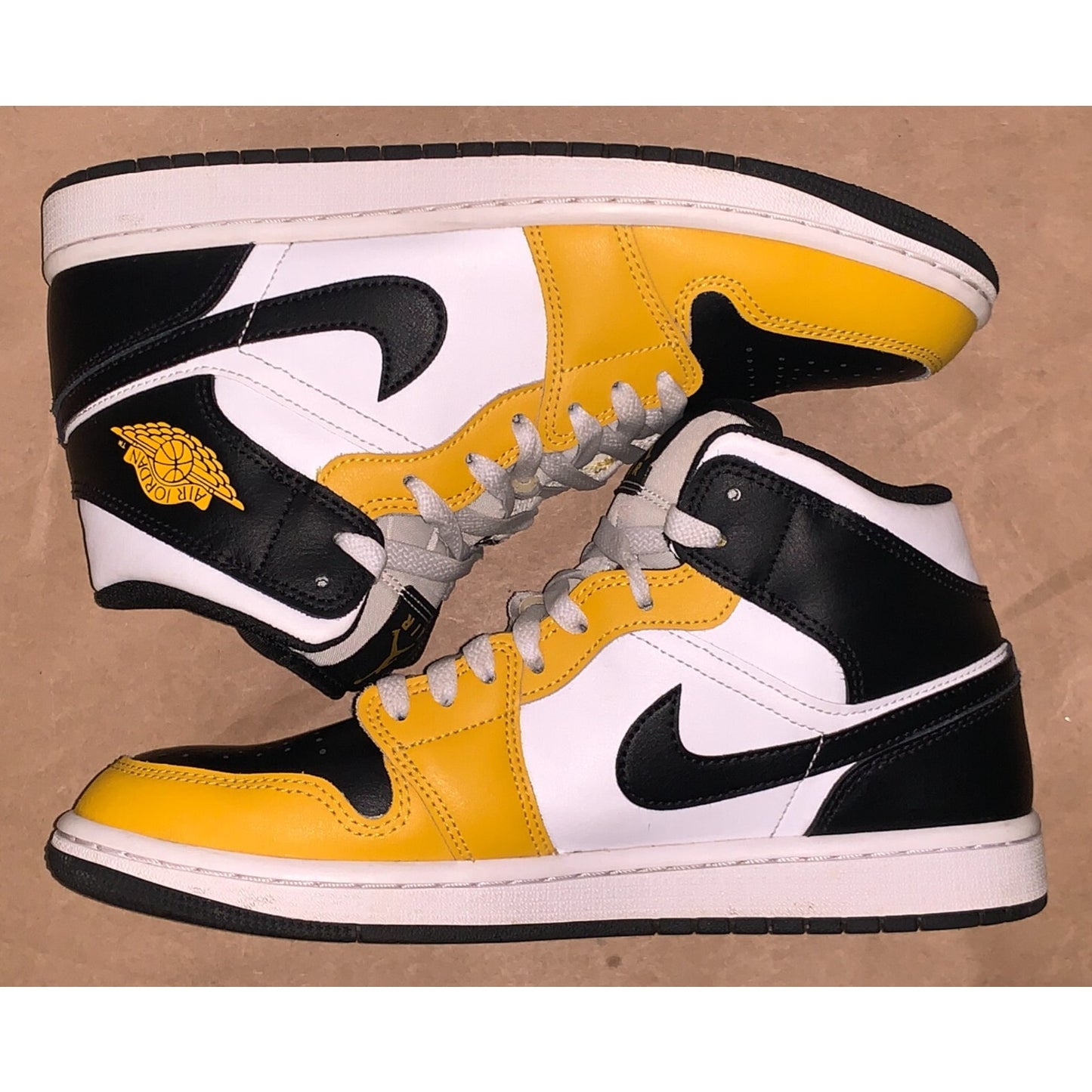 NIKE AIR JORDAN 1 MID YELLOW OCHRE-BLACK-WHITE SZ 8.5 [DQ8426-701]