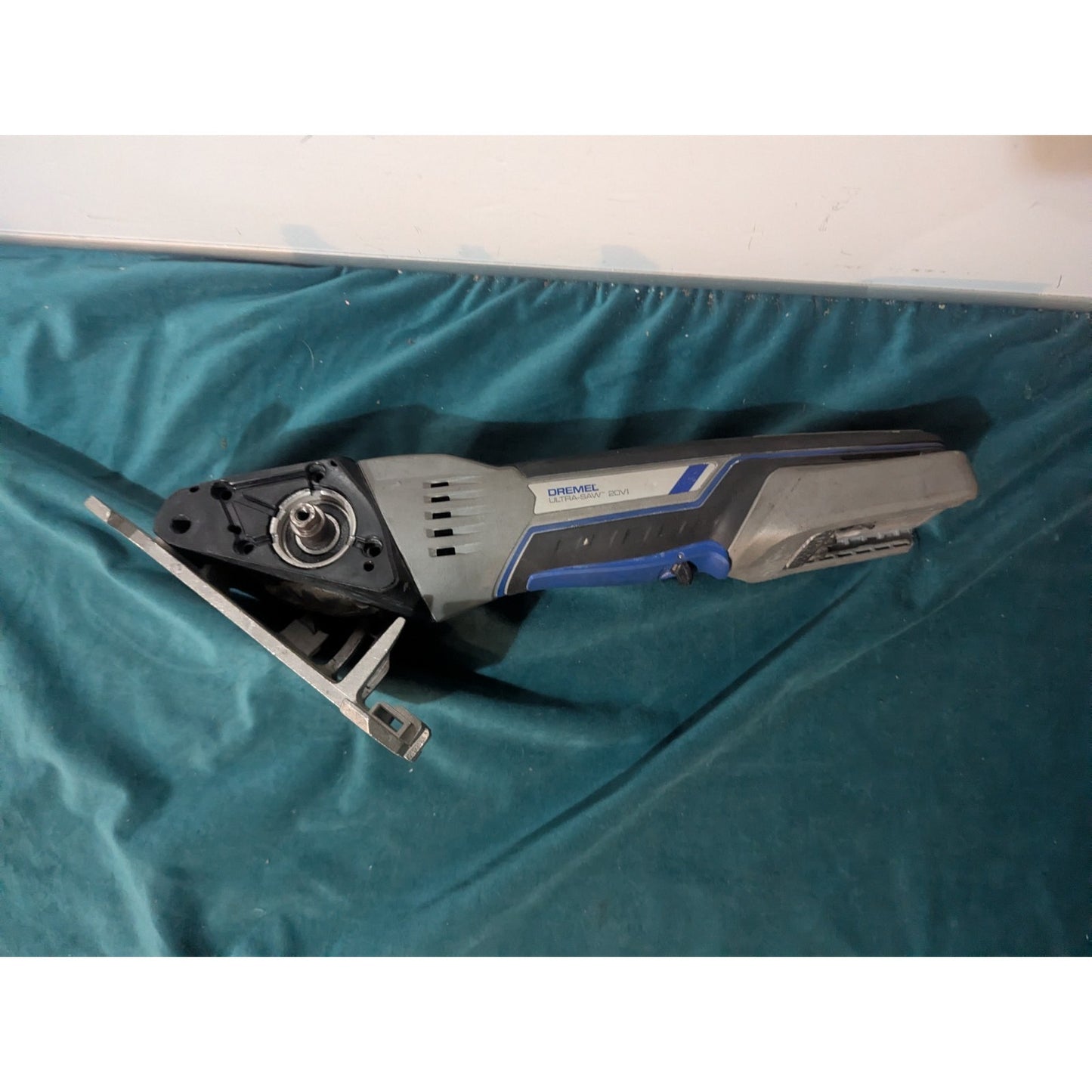 Dremel US20V‑01 20V Max Cordless Ultra-Saw 1 Battery Tool Kit