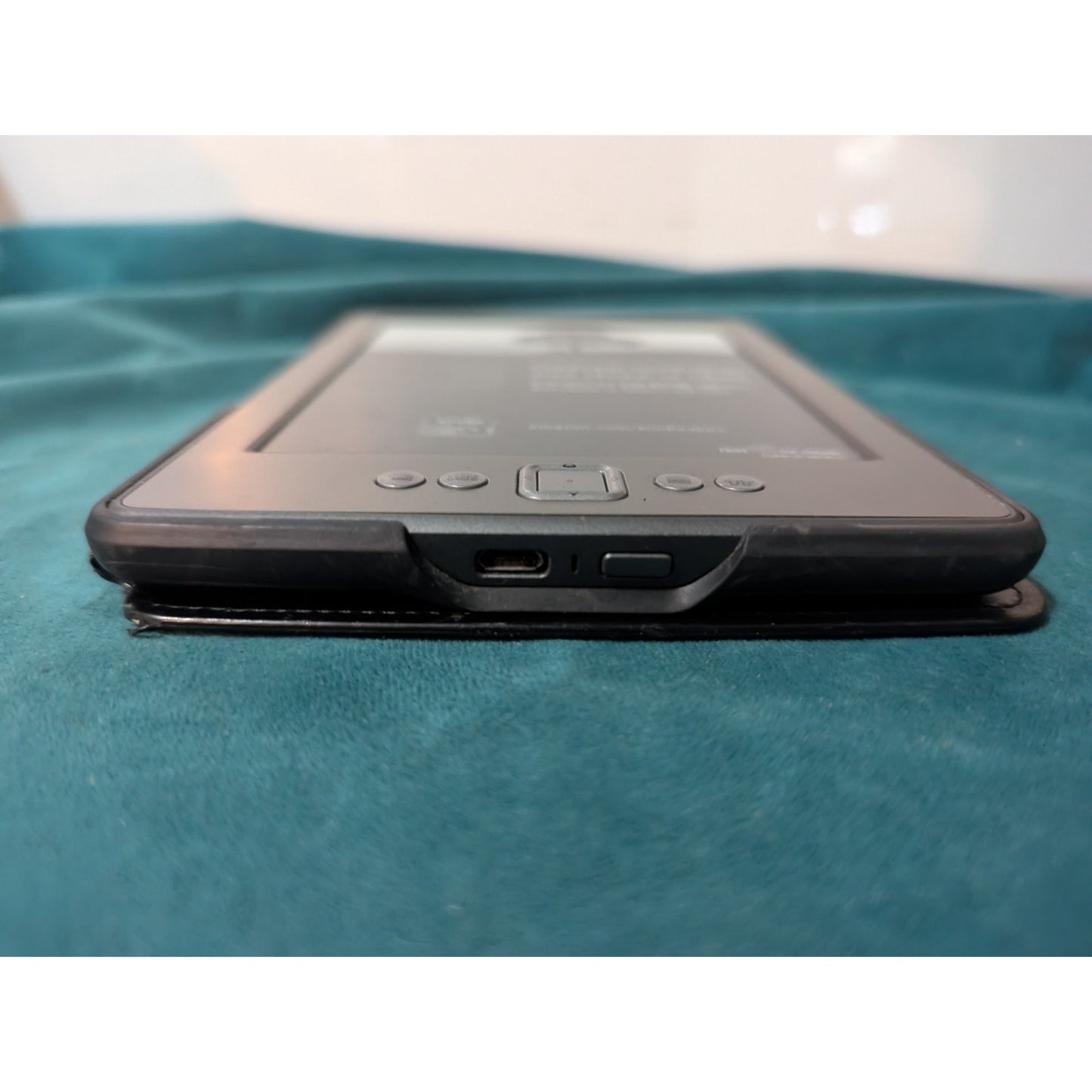 Amazon Kindle 4th Generation E-Reader Silver Model D01100 Wi-Fi