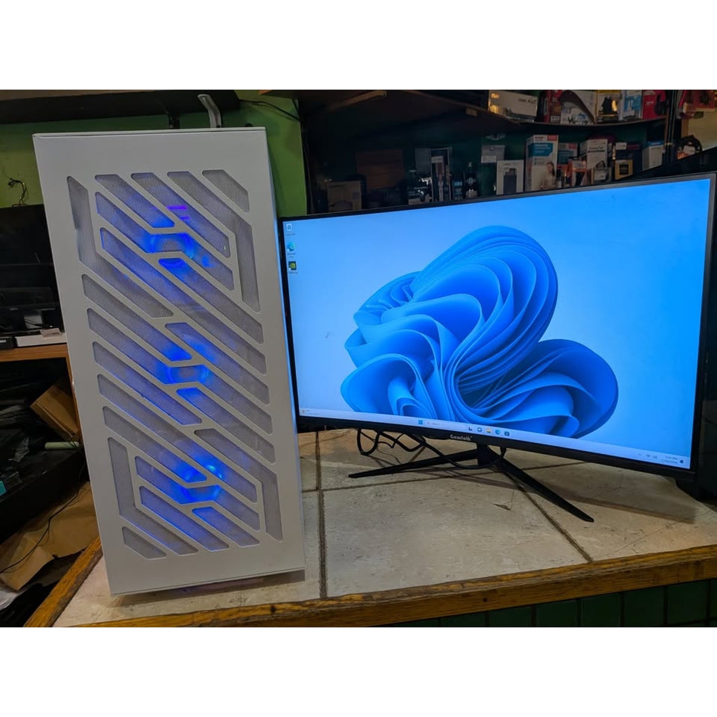 Custom Gaming Desktop / Intel I7-13700F / RTX 4060TI 8GB / 1TB SSD / 16Ram