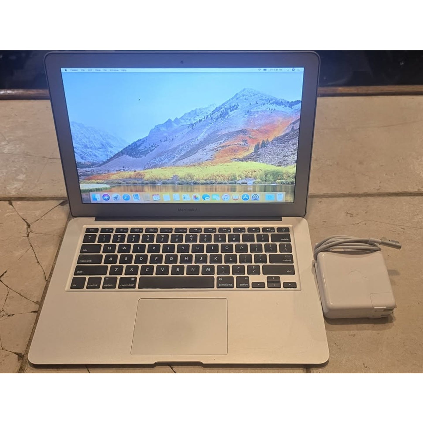 Macbook Air 2011 / Intel I5 / 128GB SSD / 4GB Ram / 13" Screen / High Sierra /