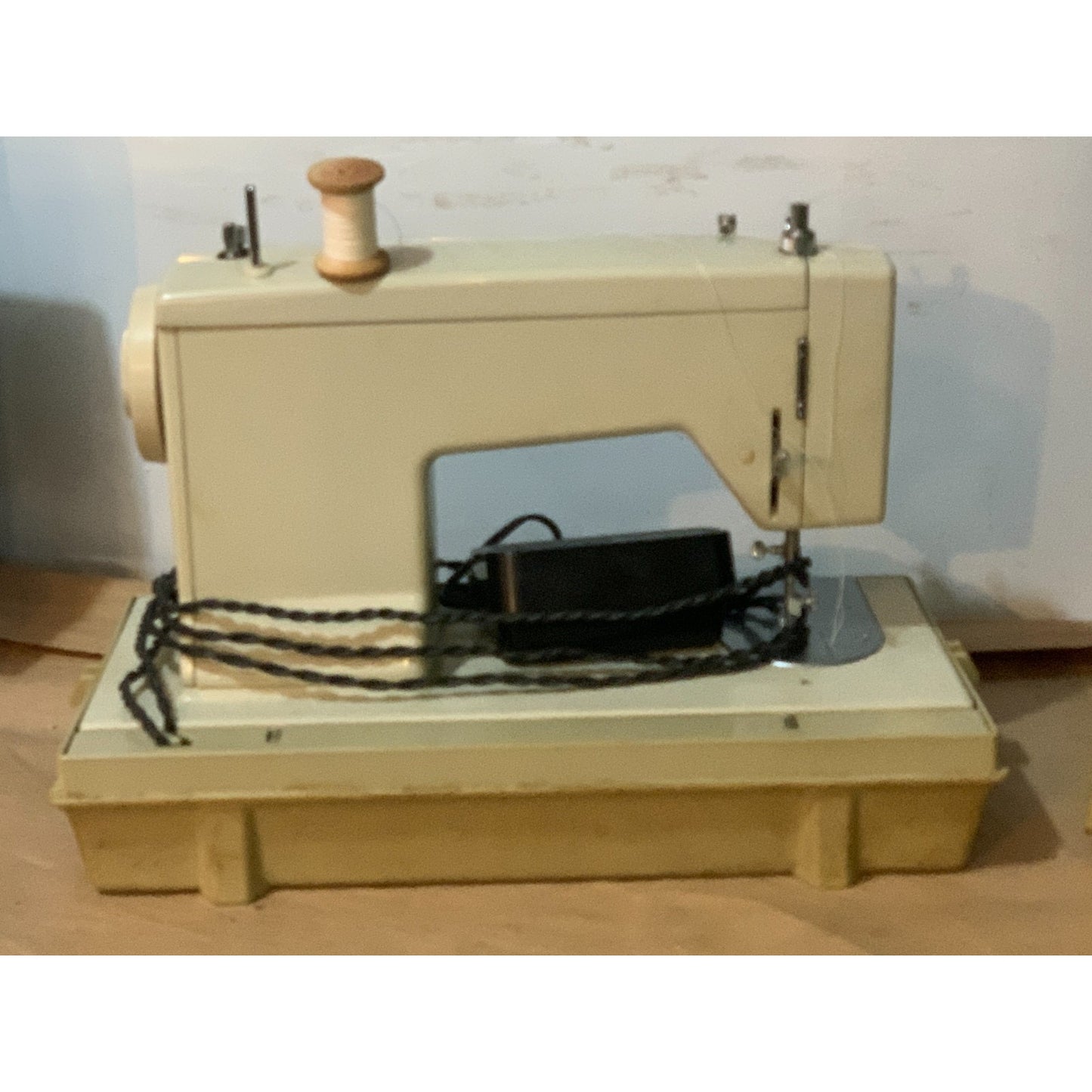 Sears Kenmore 158 ZigZag Sewing Machine 158.14301 W/ Case